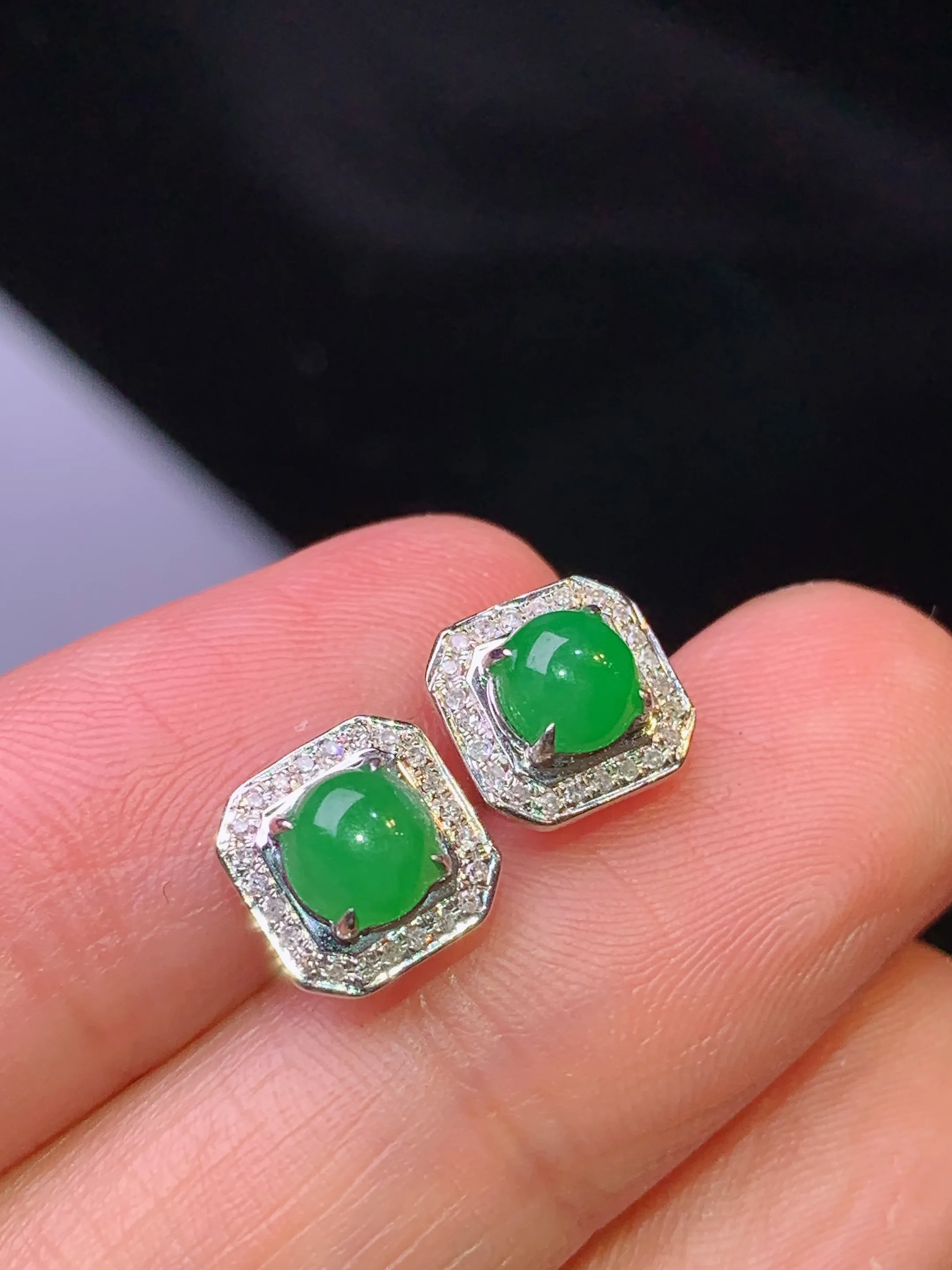 18金钻镶嵌满绿蛋面耳钉 玉质细腻 色泽清新艳丽 整体尺寸8*4