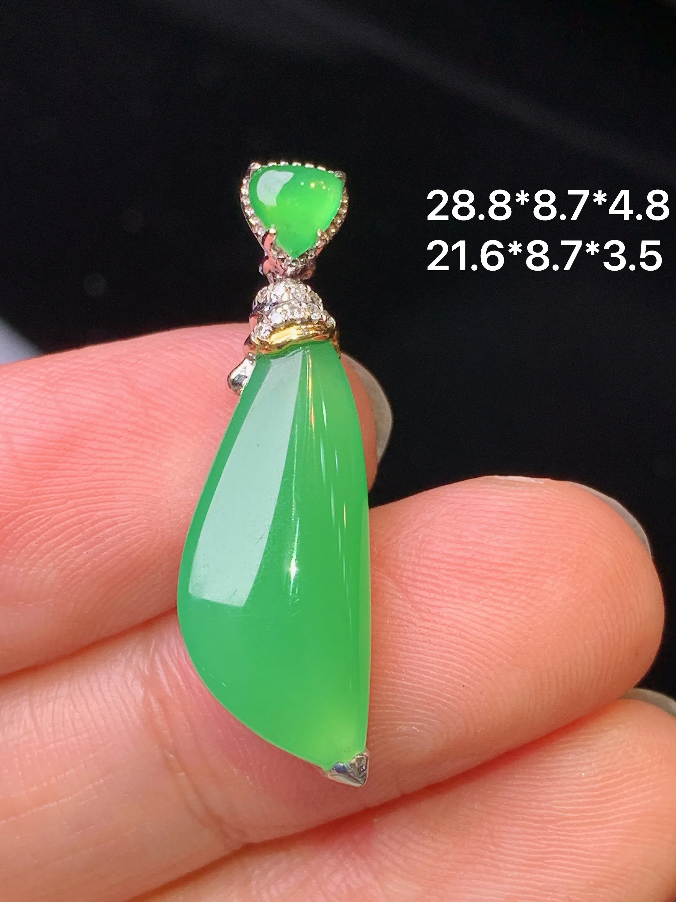 18金钻镶嵌翠绿随形吊坠 玉质细腻 色泽清新艳丽 整体尺寸28.8*8.7*4.8