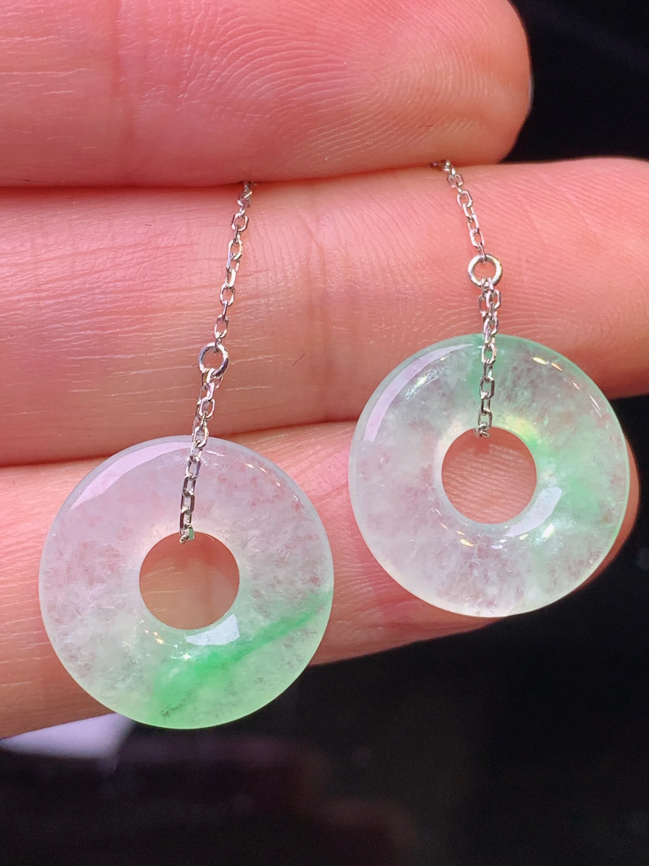 18金镶嵌飘绿平安环耳坠 玉质细腻 色泽清新艳丽 整体尺寸14.5*3