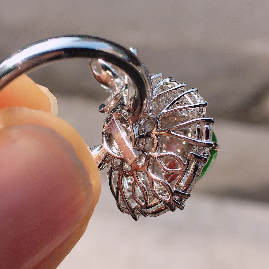 阳绿葫芦戒指/吊坠两用款，色泽均匀艳丽，玉质细腻，荧光感超
强，饱满圆润，尽显优雅气质，18k
金豪华镶嵌