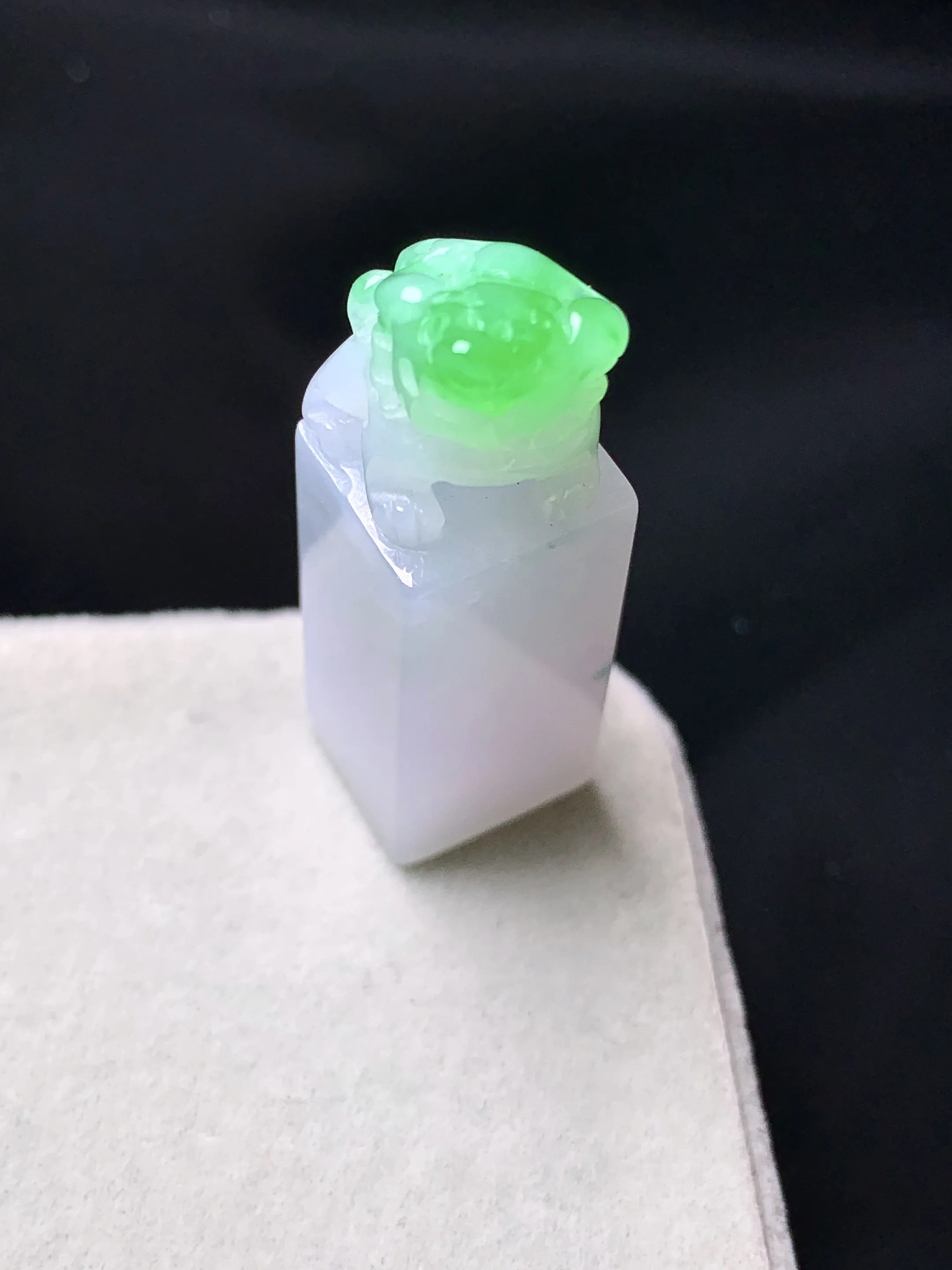 飘绿貔貅印章吊坠 玉质细腻 色泽清新艳丽 整体尺寸36*11.3*11.8