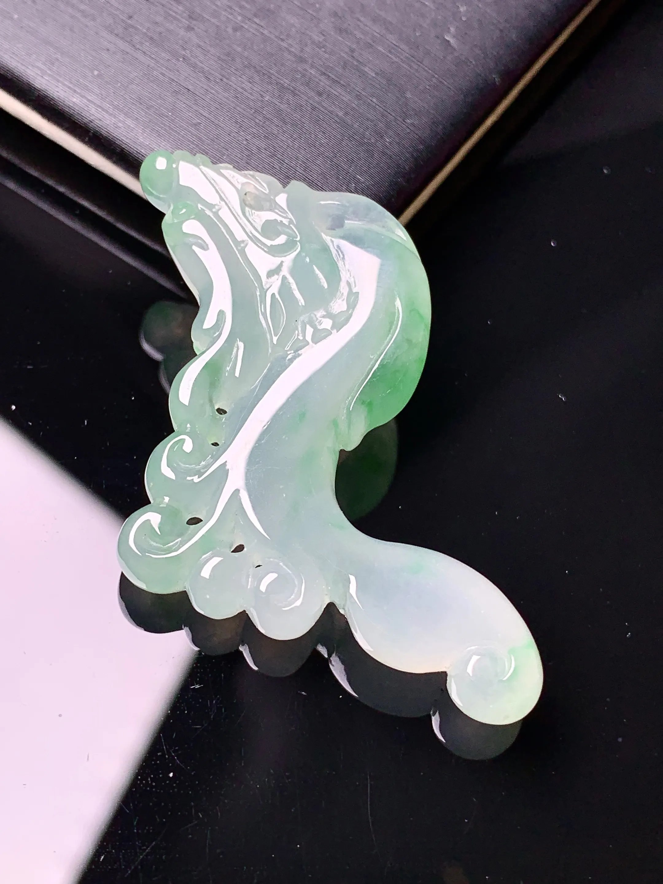 飘绿生肖龙吊坠 玉质细腻 色泽清新艳丽 整体尺寸45*17*5.3