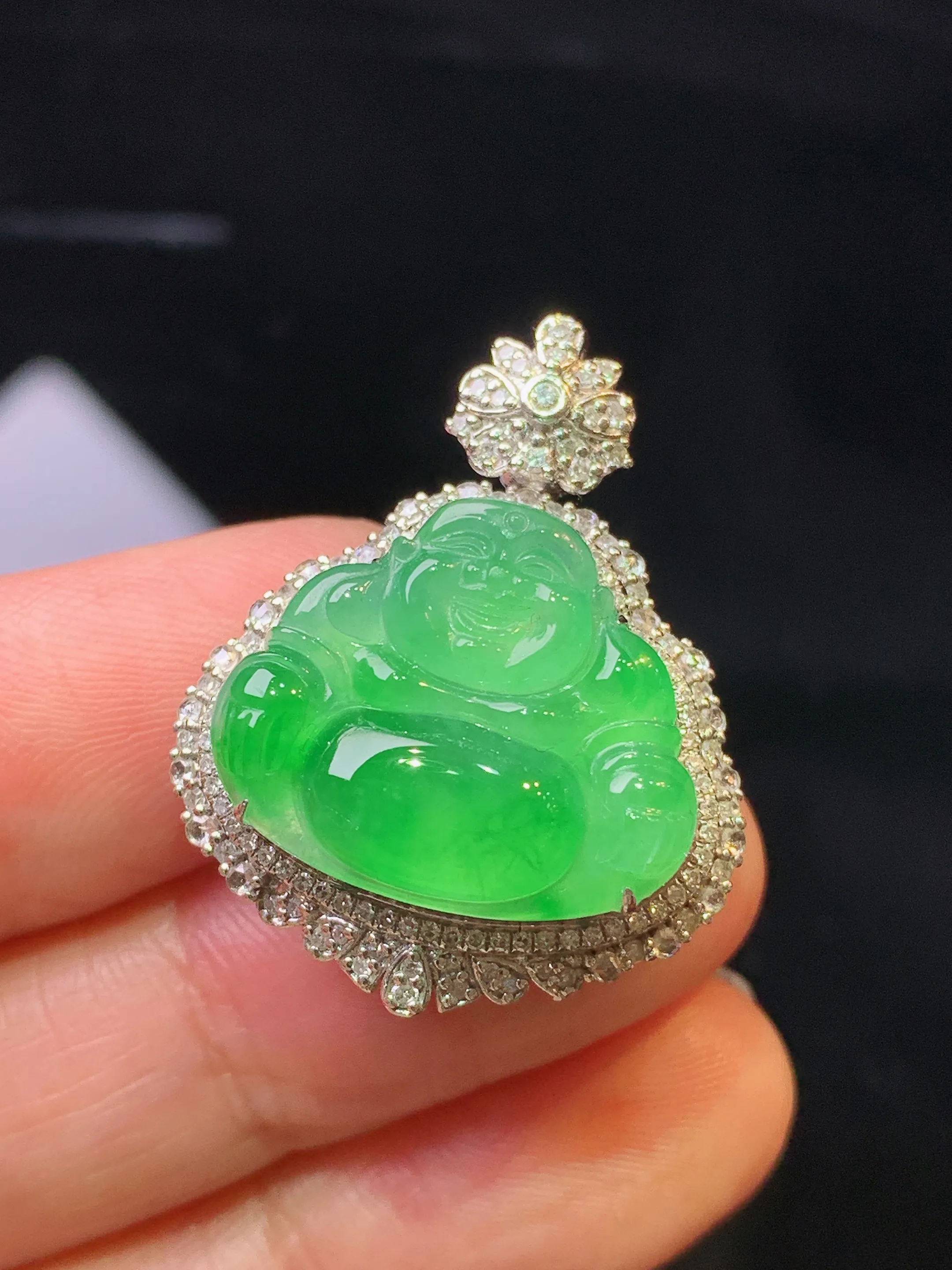 18金钻镶嵌满绿佛公吊坠 玉质细腻 色泽清新艳丽 整体尺寸28.8*22.8*12.6