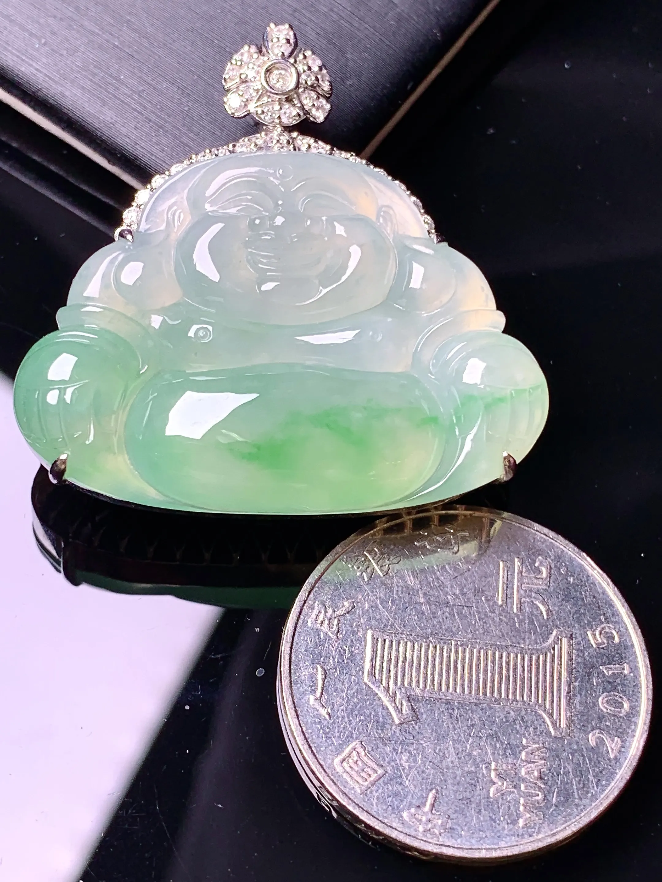18金钻镶嵌飘绿佛公吊坠 玉质细腻 色泽清新艳丽 整体尺寸36*35.7*12.3