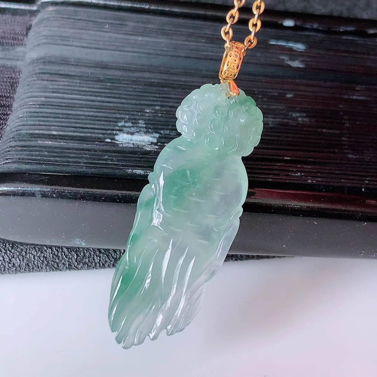 18k金镶嵌冰种飘花翡翠人参吊坠，人生如意，款式新颖，佩戴效果时尚出众， 尽显气质，水润精细， 美感十足。#1.16