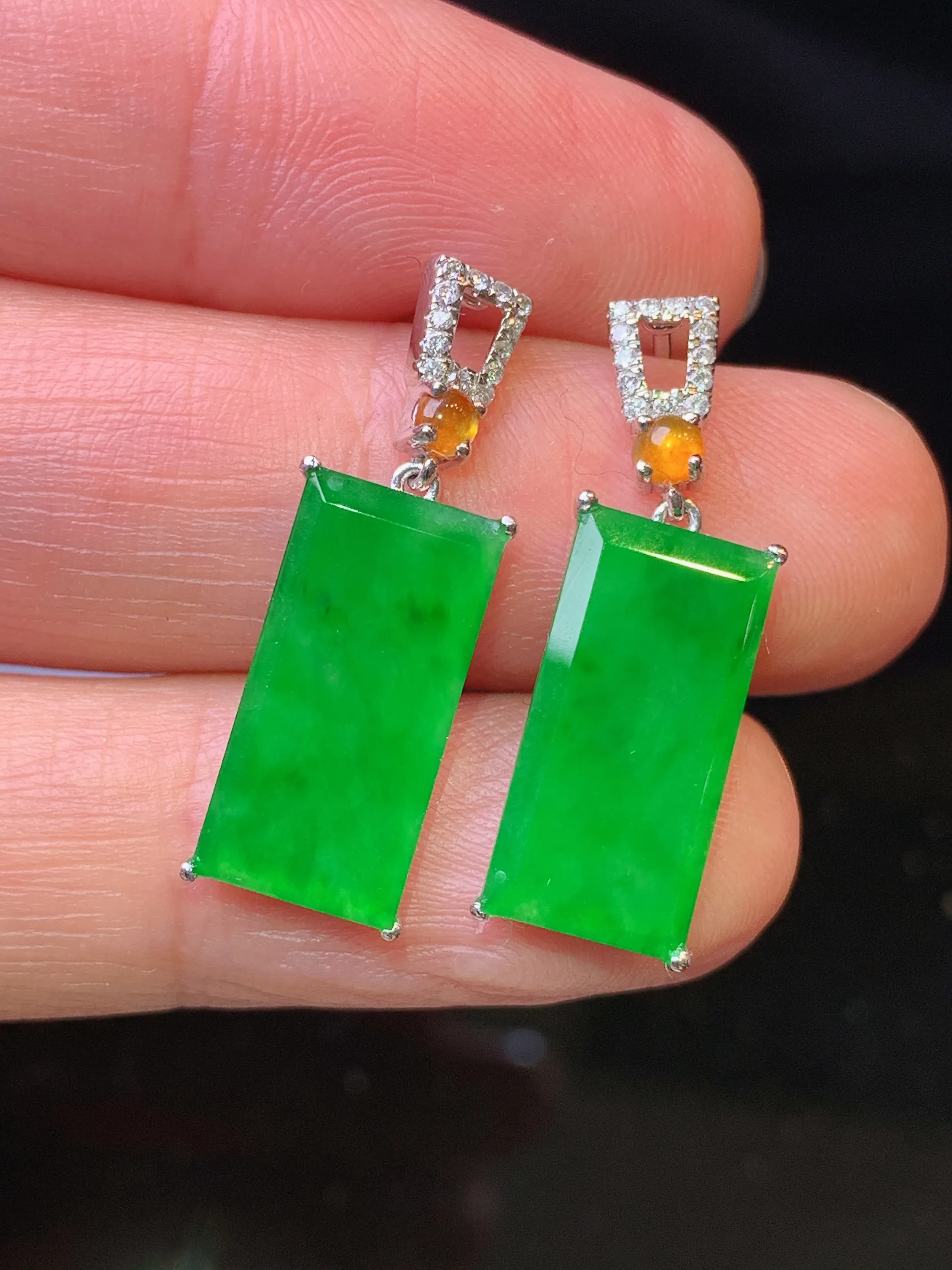 18金钻镶嵌满绿无事牌耳坠 玉质细腻 色泽清新艳丽 整体尺寸24.5*7.6*2