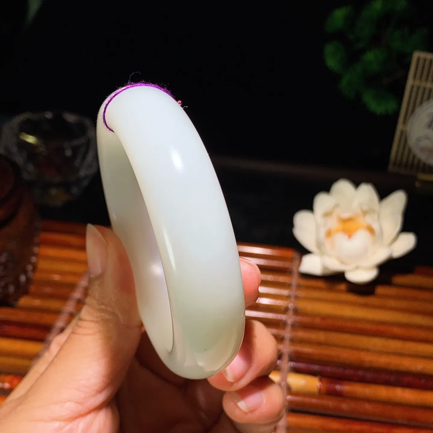 55圈口 新疆和田玉羊脂白籽料手镯 55圈口条宽 16厚10重82克。玉质细腻油润。手推出油。佩戴高端典雅。lt260125