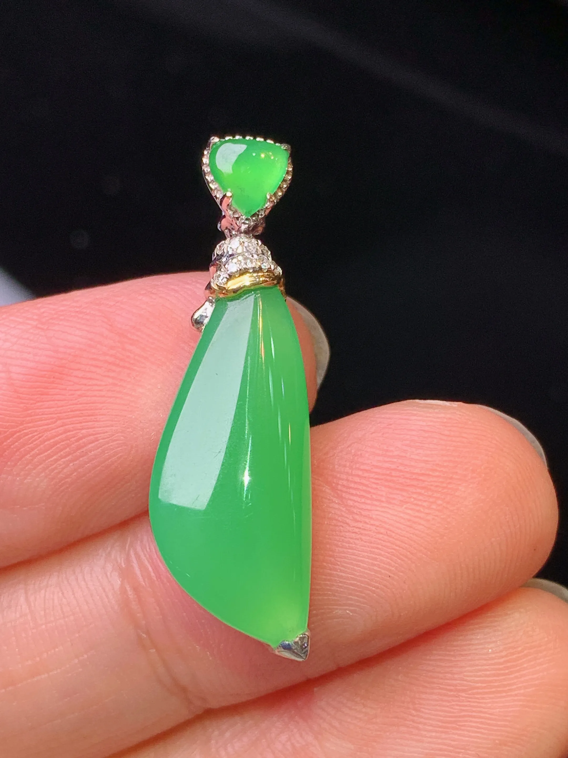 18金钻镶嵌翠绿随形吊坠 玉质细腻 色泽清新艳丽 整体尺寸28.8*8.7*4.8