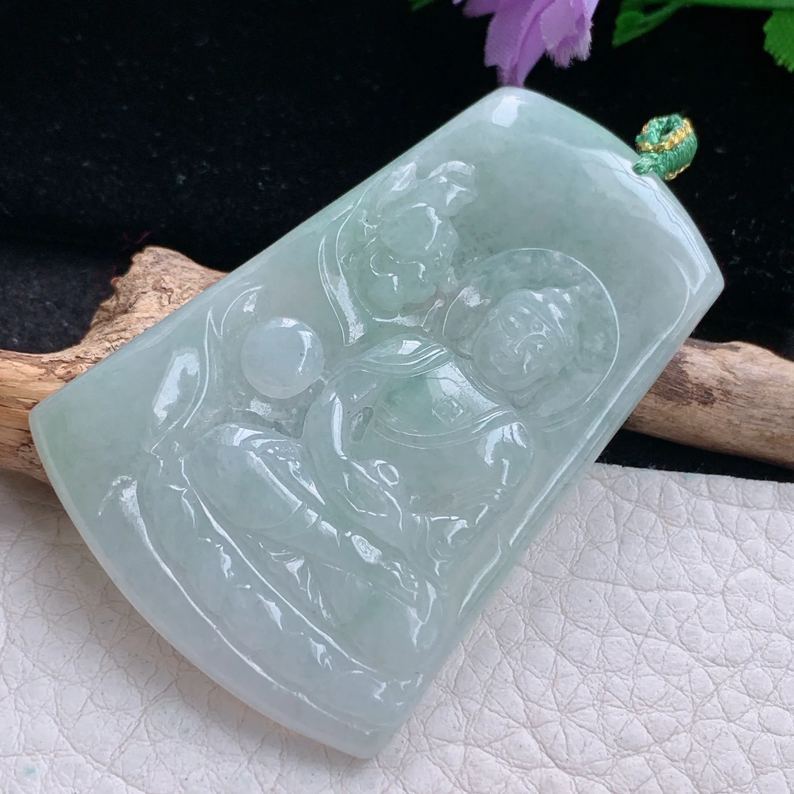 yn实拍58*39.5*4.6缅甸翡翠精雕浅绿大日如来 花开见佛玉吊坠 玉挂坠