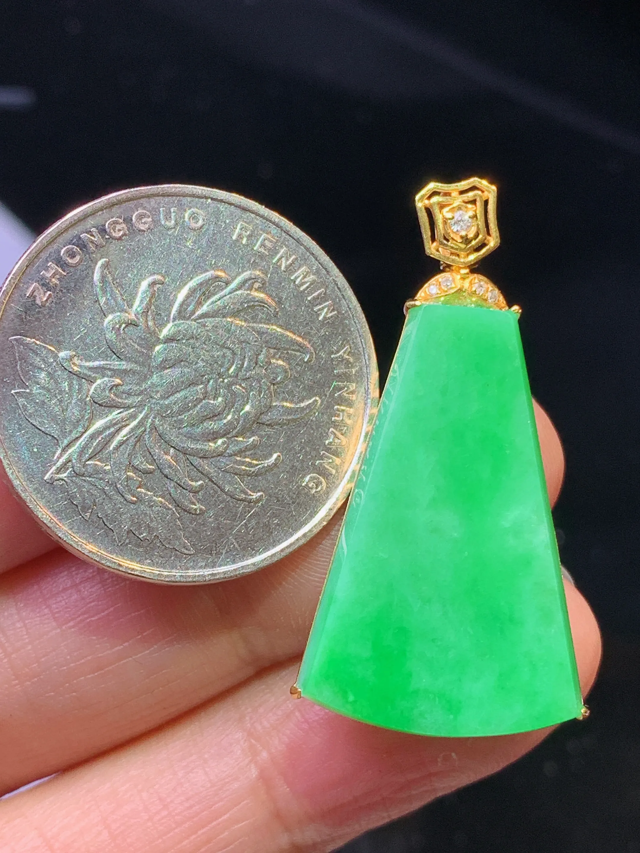 18金钻镶嵌翠绿无事牌吊坠 玉质细腻 色泽清新艳丽 整体尺寸34.3*16.6*6