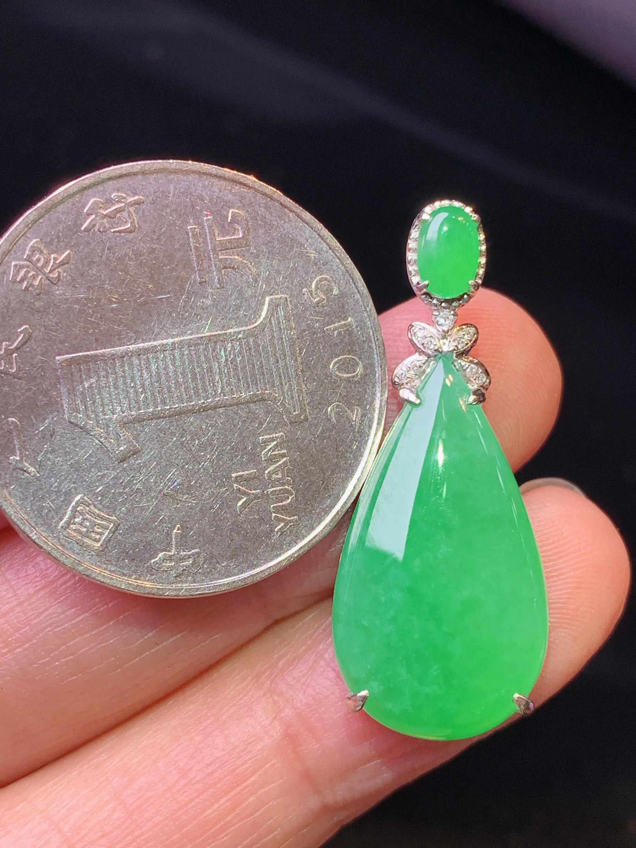 18金钻镶嵌翠绿水滴吊坠 玉质细腻 色泽清新艳丽 整体尺寸31.5*12.5*5.2