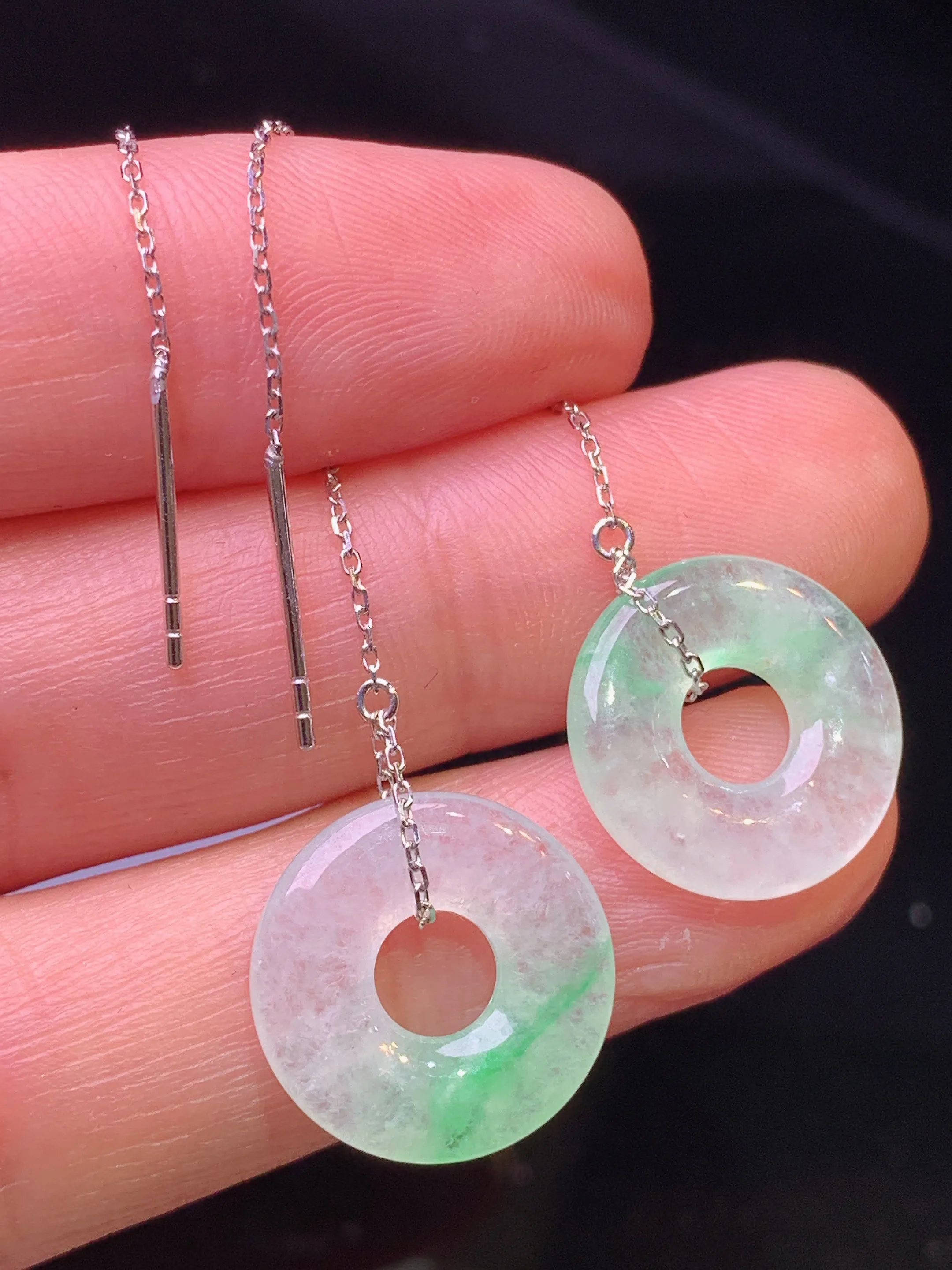 18金镶嵌飘绿平安环耳坠 玉质细腻 色泽清新艳丽 整体尺寸14.5*3