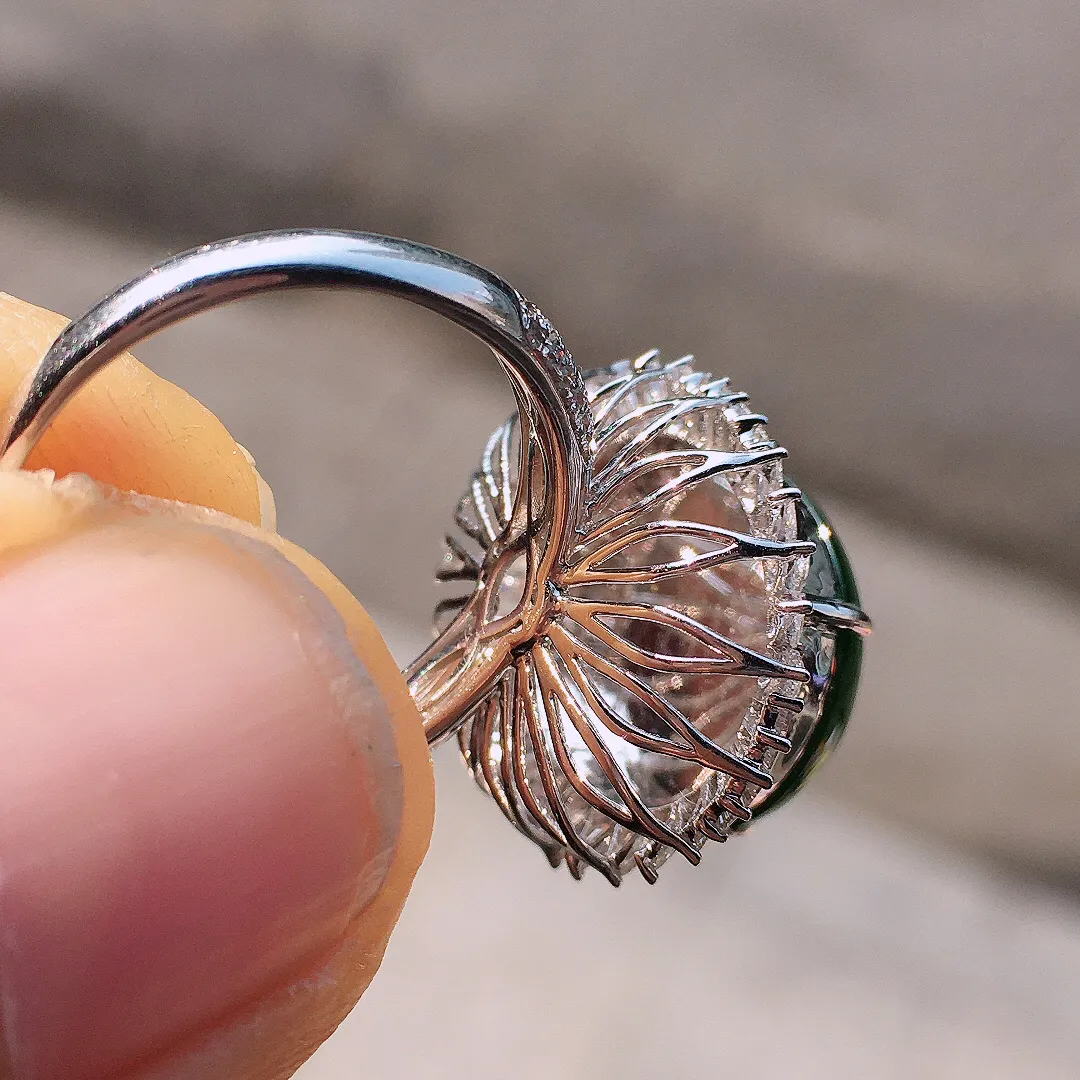 阳绿蛋面戒指，色泽均匀艳丽，玉质细腻，荧光感超
强，饱满圆润，尽显优雅气质，18k
金豪华镶嵌