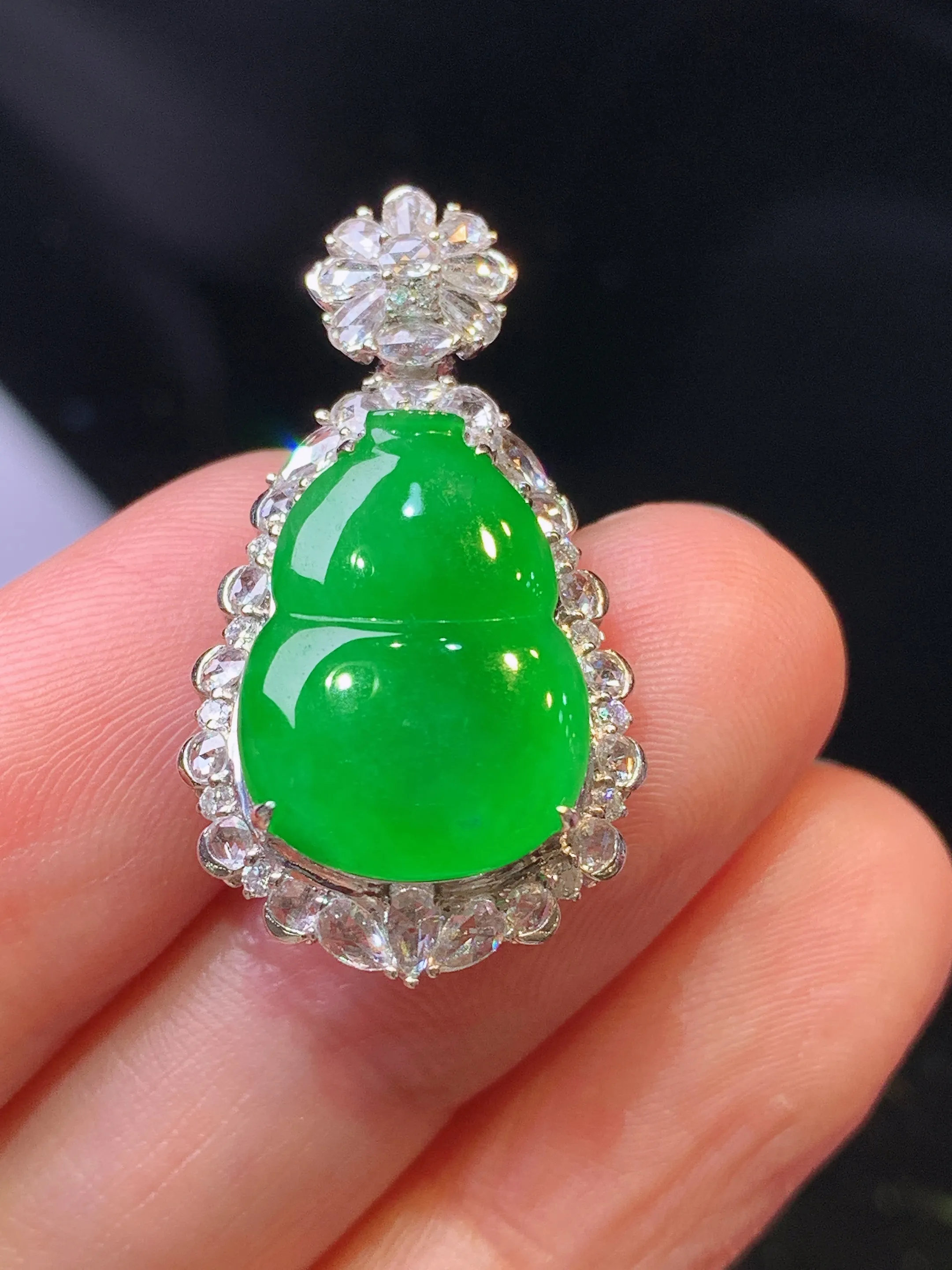 18金钻镶嵌满绿葫芦吊坠 玉质细腻 色泽清新艳丽 整体尺寸29.8*16.2*9.5