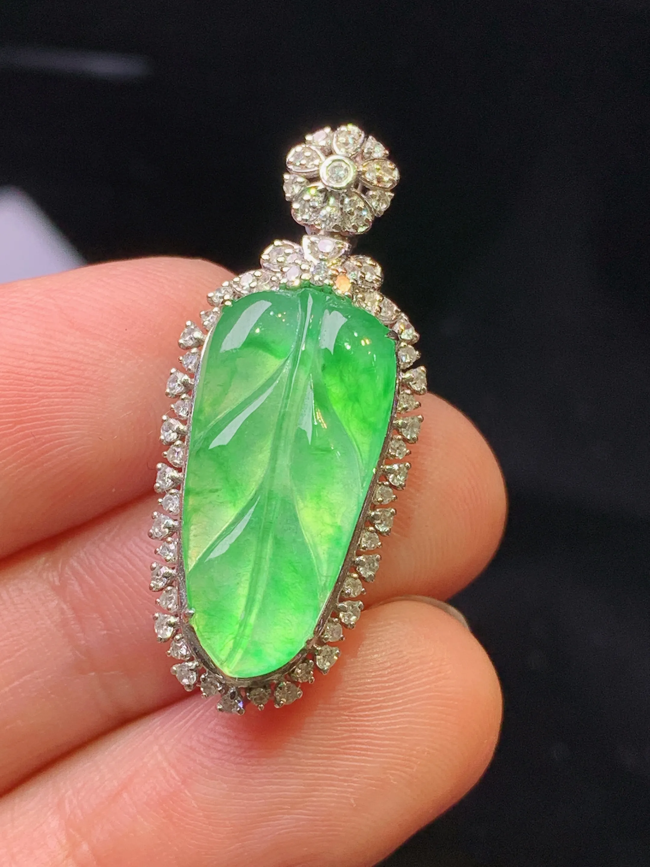 18金钻镶嵌翠绿树叶吊坠 玉质细腻 色泽清新艳丽 整体尺寸31.6*13.2*7.5