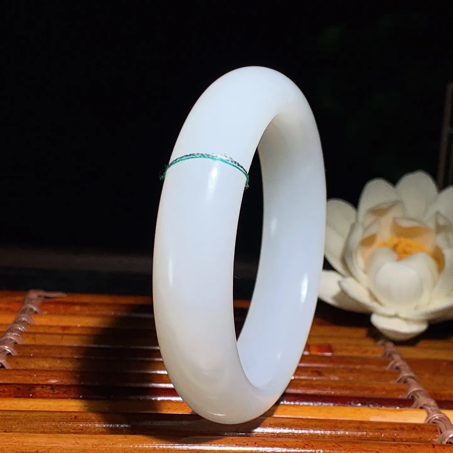 53圈口 新疆和田玉羊脂白手镯 53圈口条宽 14厚10重65克。玉质细腻油润。手推出油。佩戴高端典雅。lt260125