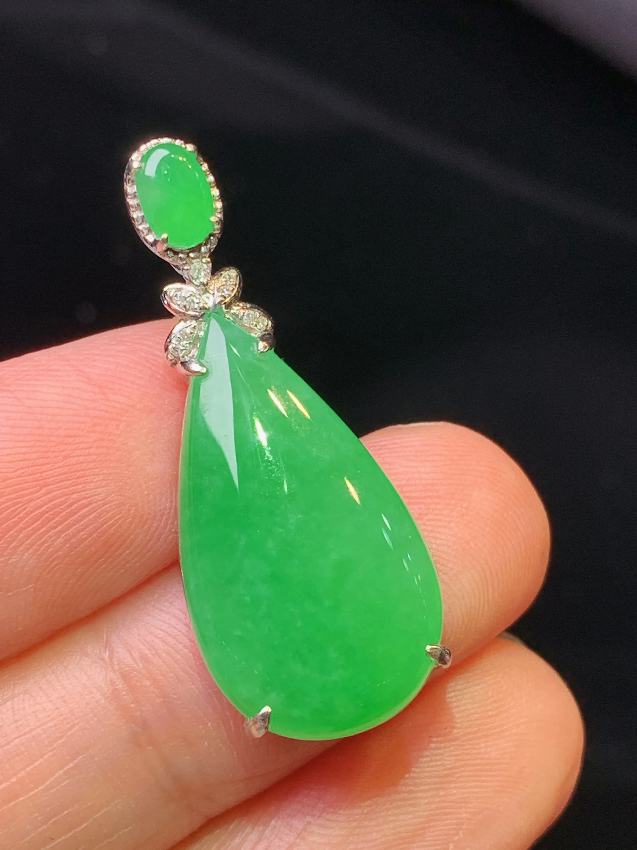 18金钻镶嵌翠绿水滴吊坠 玉质细腻 色泽清新艳丽 整体尺寸31.5*12.5*5.2