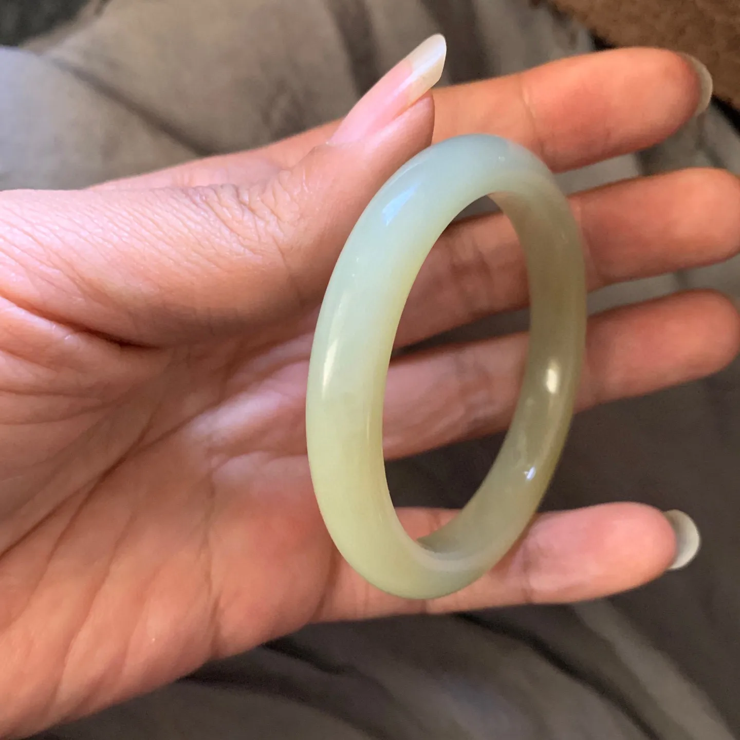 53圈口和田玉且末糖料手镯【挽间柔情】，和田玉53圈口手镯，镯型古朴典雅。在诗情画意的雨巷相遇，你是