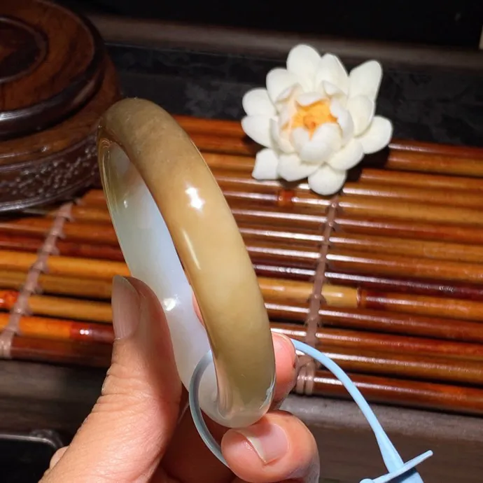 56圈口 新疆和田玉且末糖手镯 且末糖半山半水手镯 56圈口条宽 11.5厚8重53.5克。玉质细腻油润。手推出油。佩戴高端典雅。lt260125