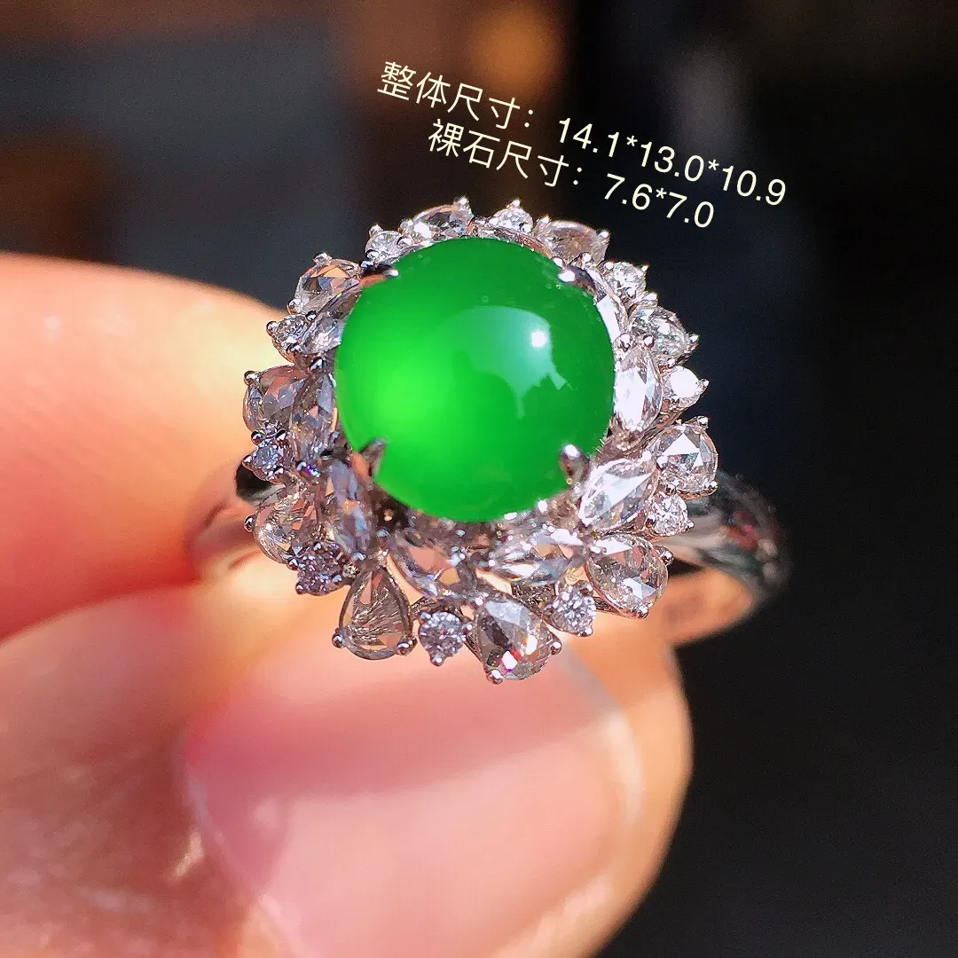 阳绿蛋面戒指，色泽均匀艳丽，玉质细腻，荧光感超
强，饱满圆润，尽显优雅气质，18k
金豪华镶嵌