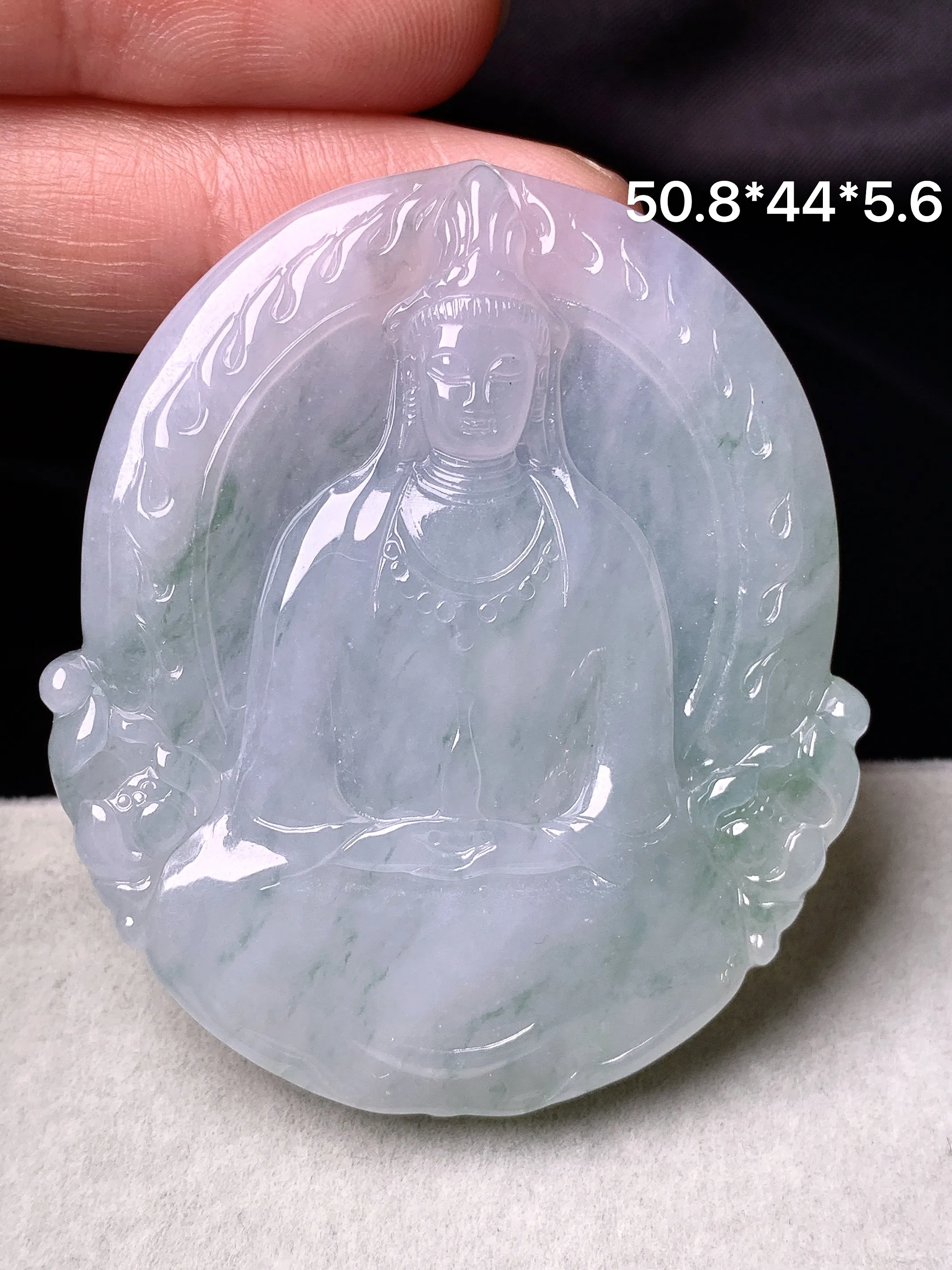 飘绿观音菩萨吊坠 玉质细腻 厚装大气 整体尺寸50.8*44*5.6