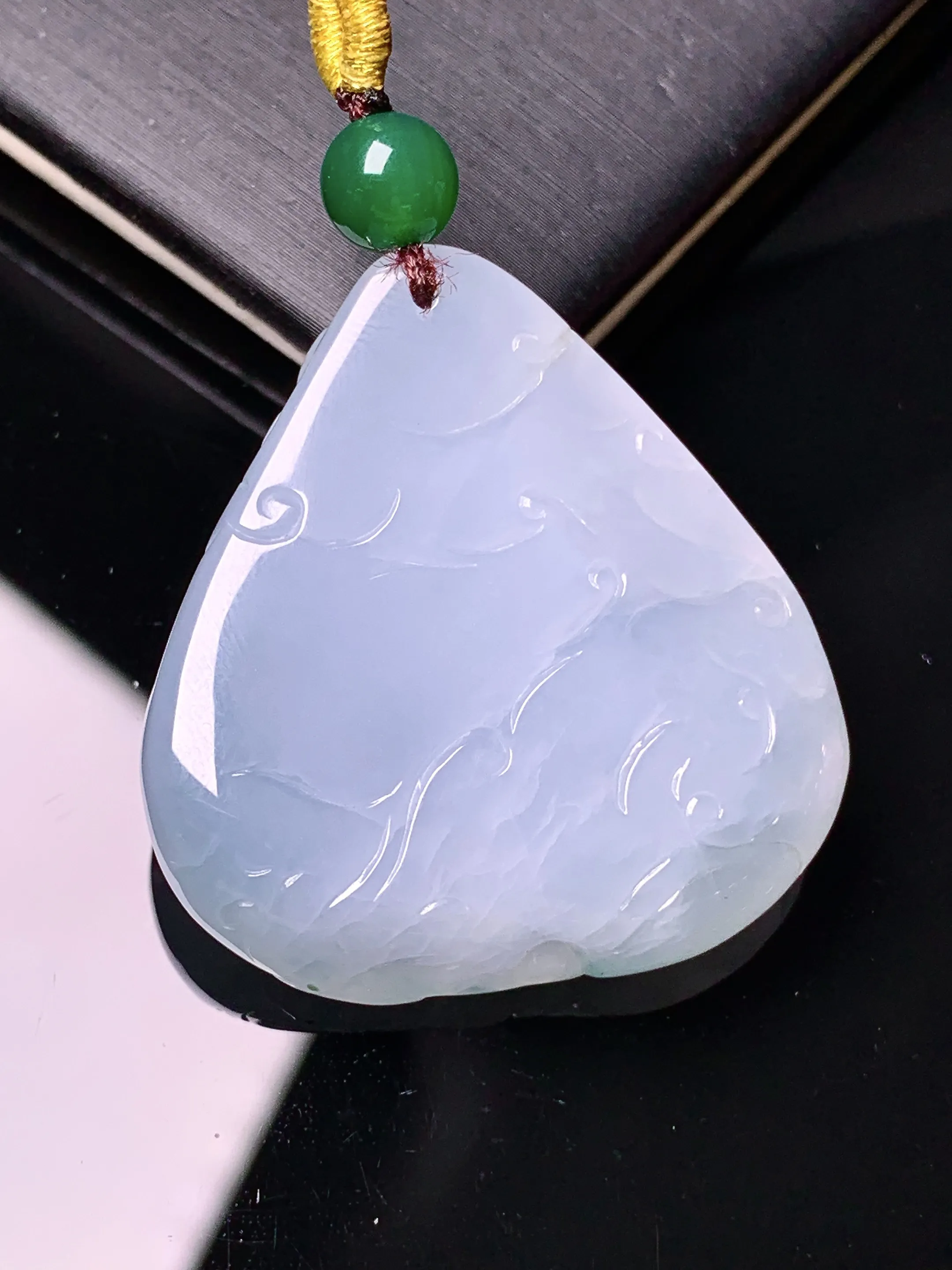 冰种财神爷吊坠 玉质细腻 色泽清新艳丽 整体尺寸34.2*32.5*10.2