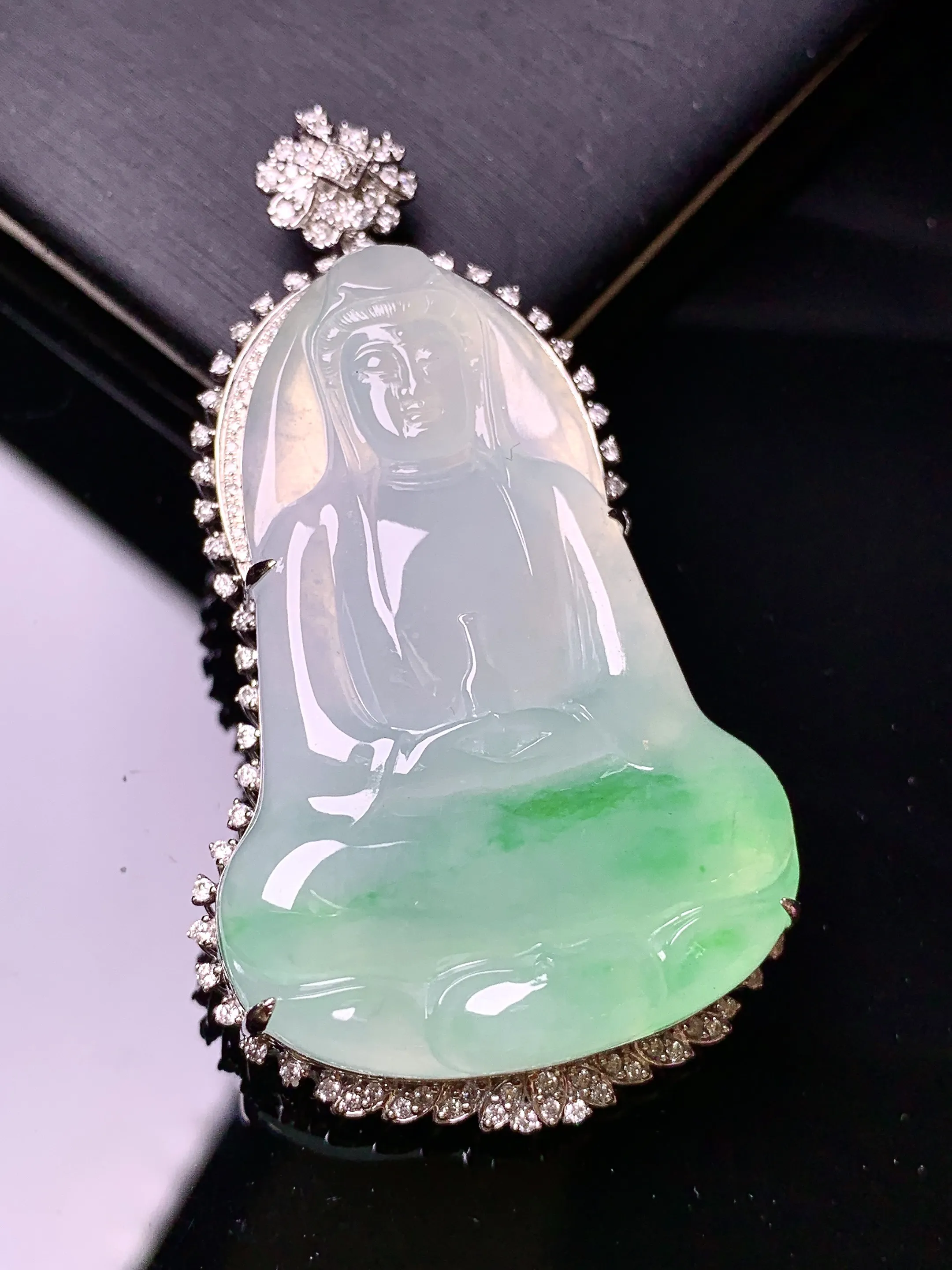 18金钻镶嵌飘绿观音菩萨吊坠 玉质细腻 色泽清新艳丽 整体尺寸55*30.2*10.3