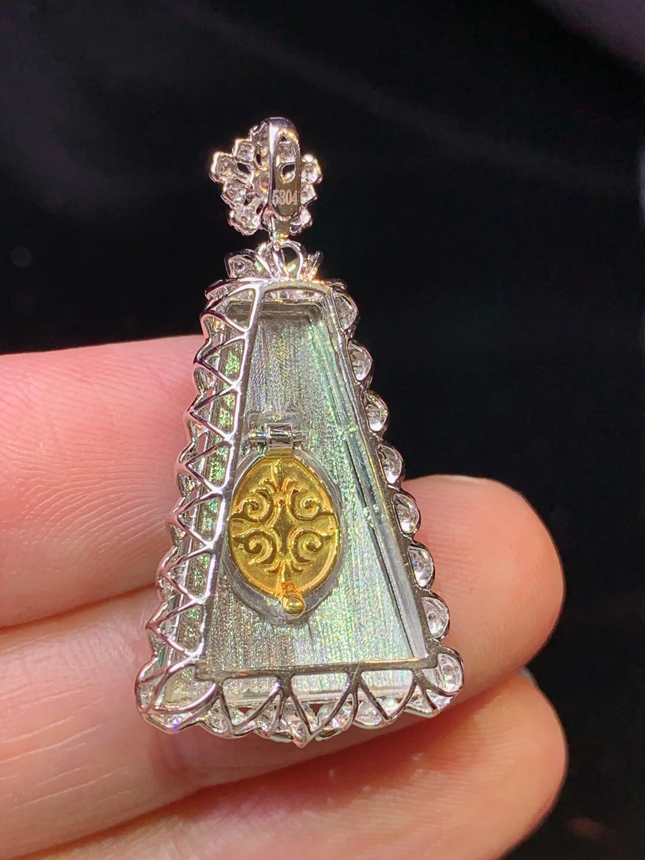 18金钻镶嵌翠绿无事牌吊坠 玉质细腻 色泽清新艳丽 整体尺寸33.5*17.5*7.2