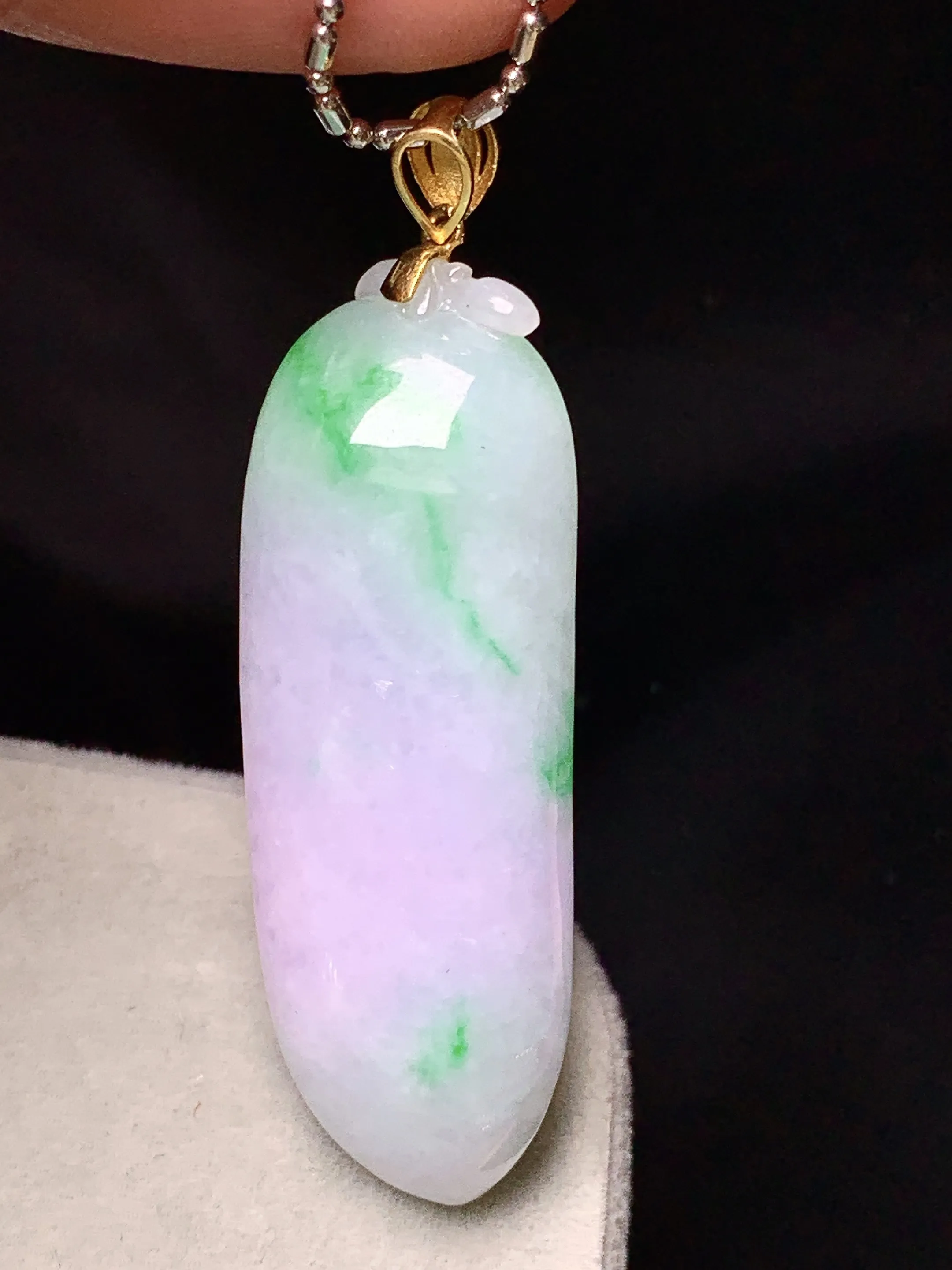 18金镶嵌飘绿福瓜吊坠 玉质细腻 色泽清新艳丽 整体尺寸45.3*13.8*8.5