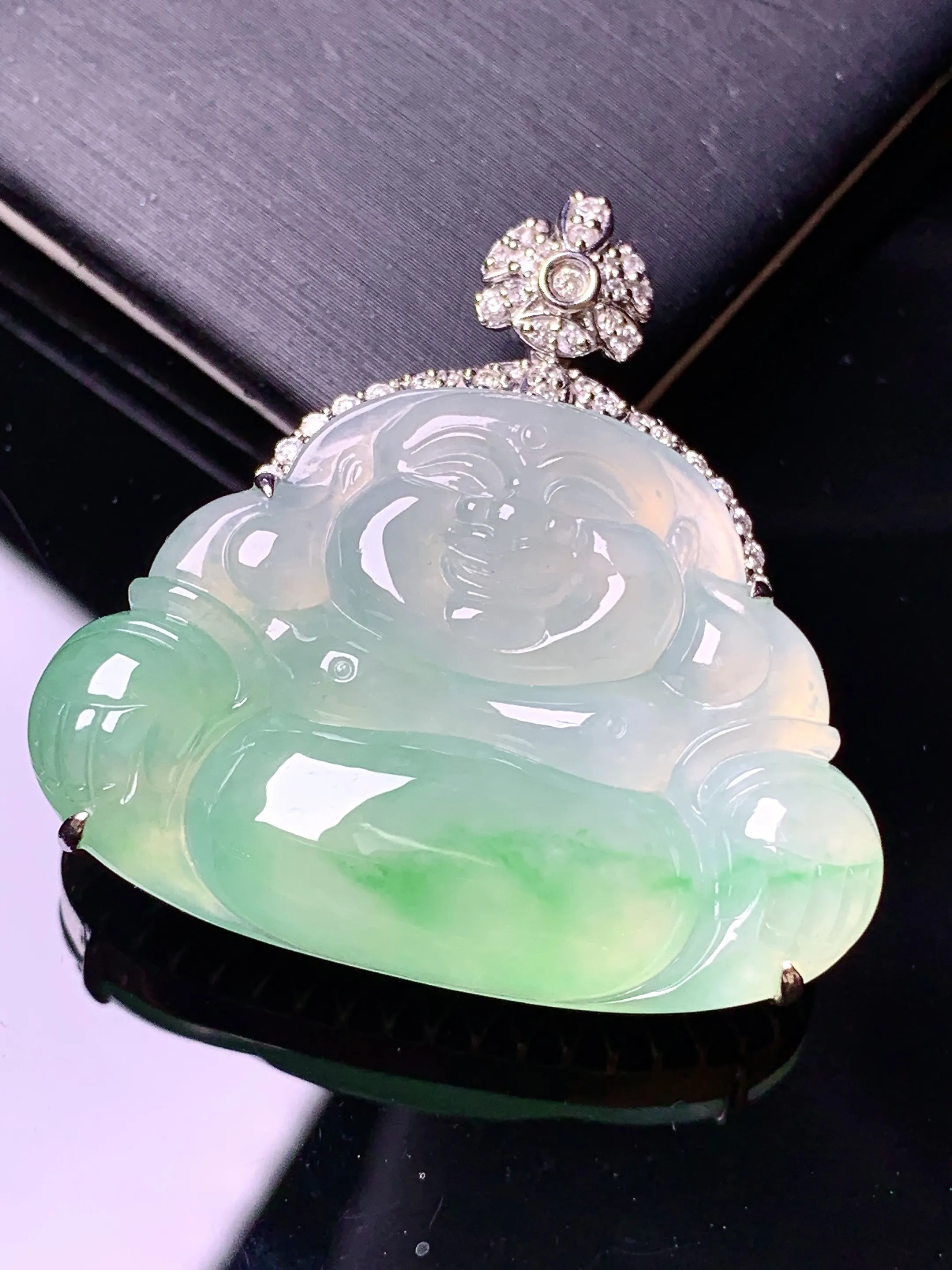 18金钻镶嵌飘绿佛公吊坠 玉质细腻 色泽清新艳丽 整体尺寸36*35.7*12.3