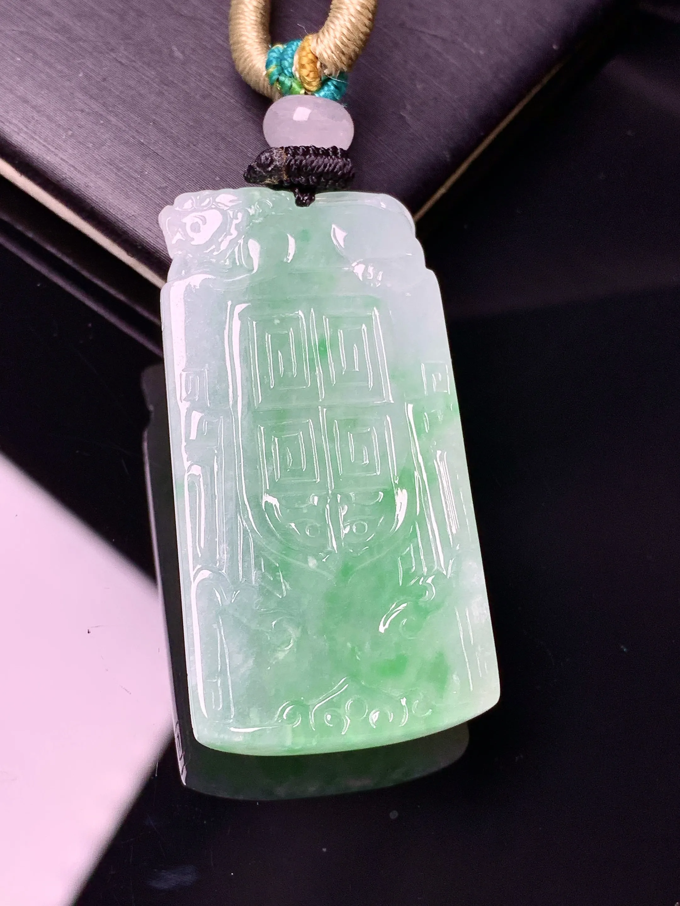 飘绿仿古牌吊坠 玉质细腻 色泽清新艳丽 整体尺寸41.2*21.2*6.8