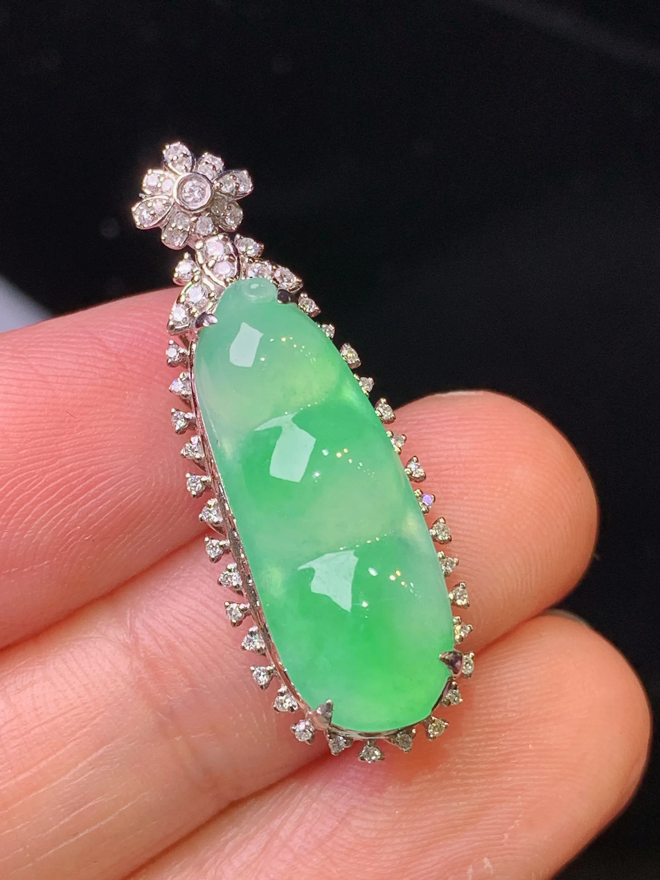 18金钻镶嵌翠绿四季豆吊坠 玉质细腻 色泽清新艳丽 整体尺寸31*11*8.8