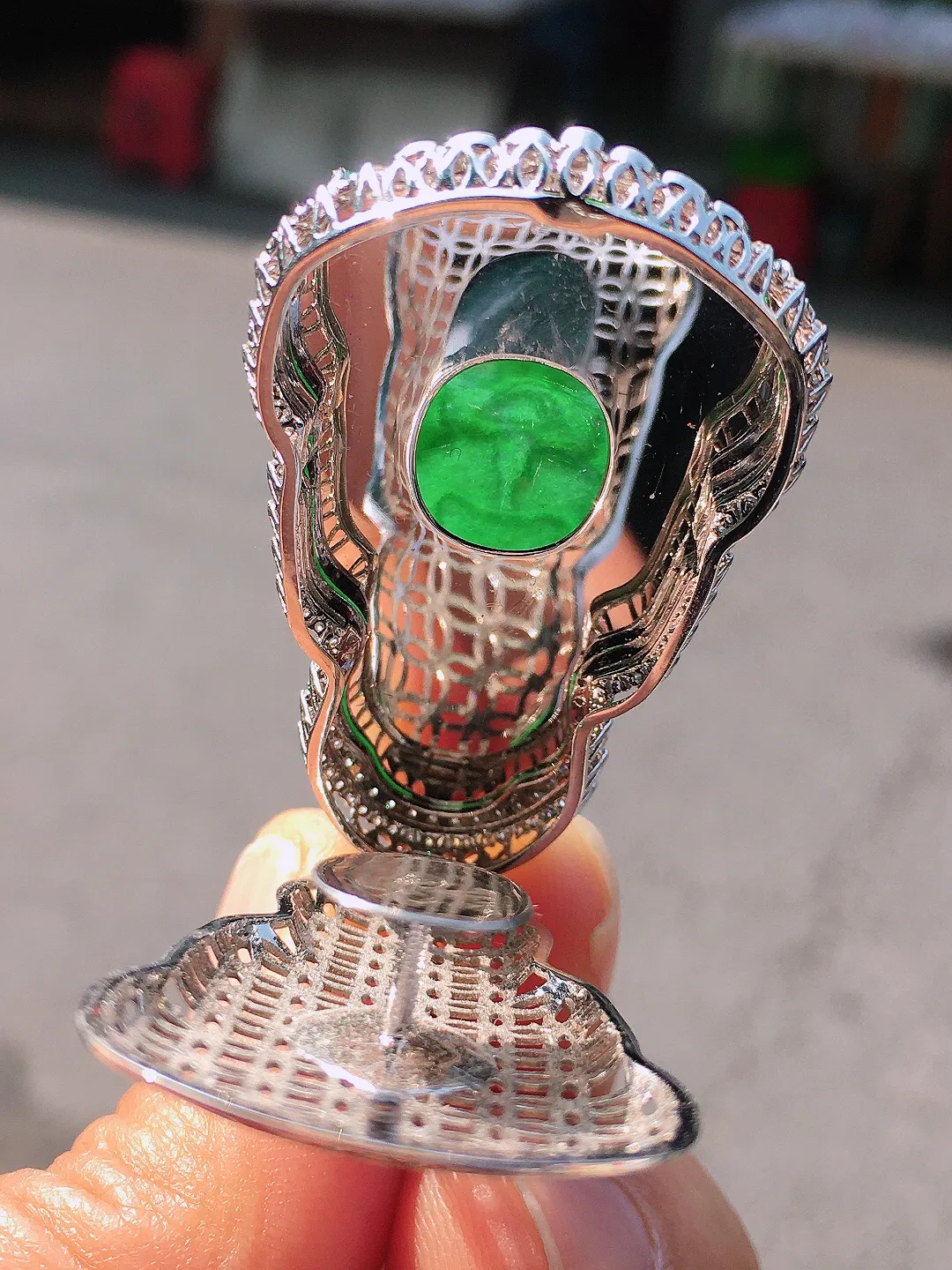 阳绿观音吊坠，色泽均匀艳丽，玉质细腻，荧光感超
强，饱满圆润，尽显优雅气质，18k
金豪华镶嵌