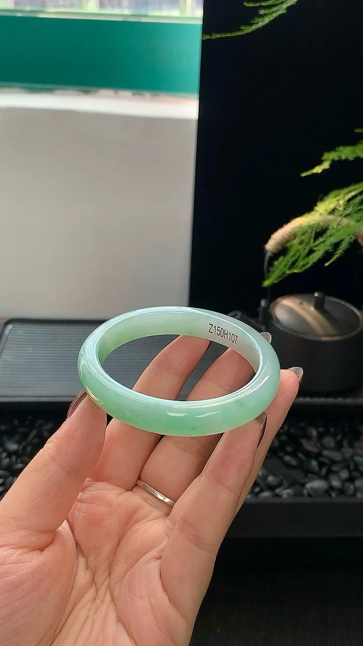 「甜果绿贵妃镯