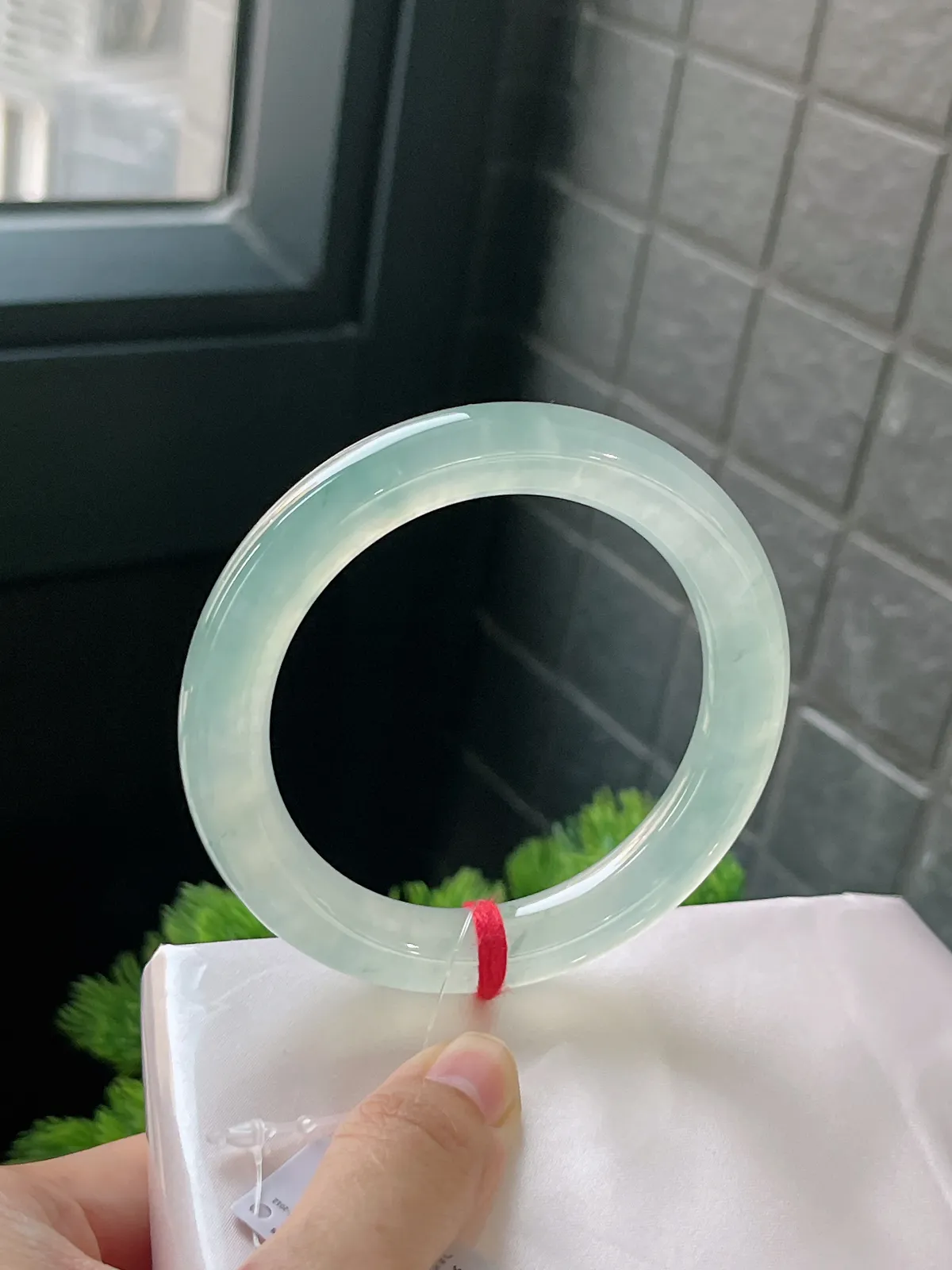 圆镯57.4圈口，翡翠飘绿手镯，种水十足