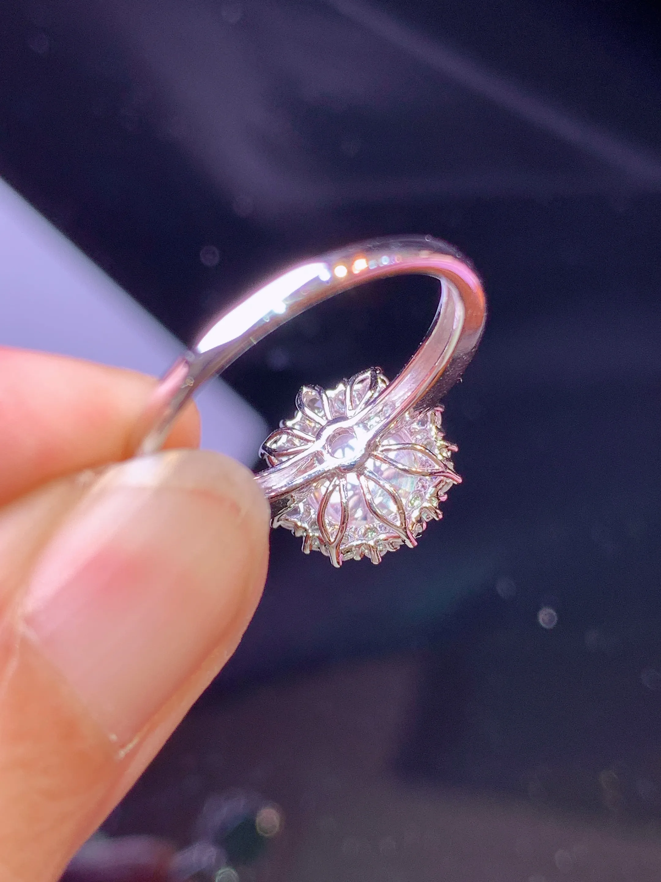 18金钻镶嵌翠绿蛋面戒指 玉质细腻 色泽清新艳丽 圈口13.5整体尺寸11.6*10.2