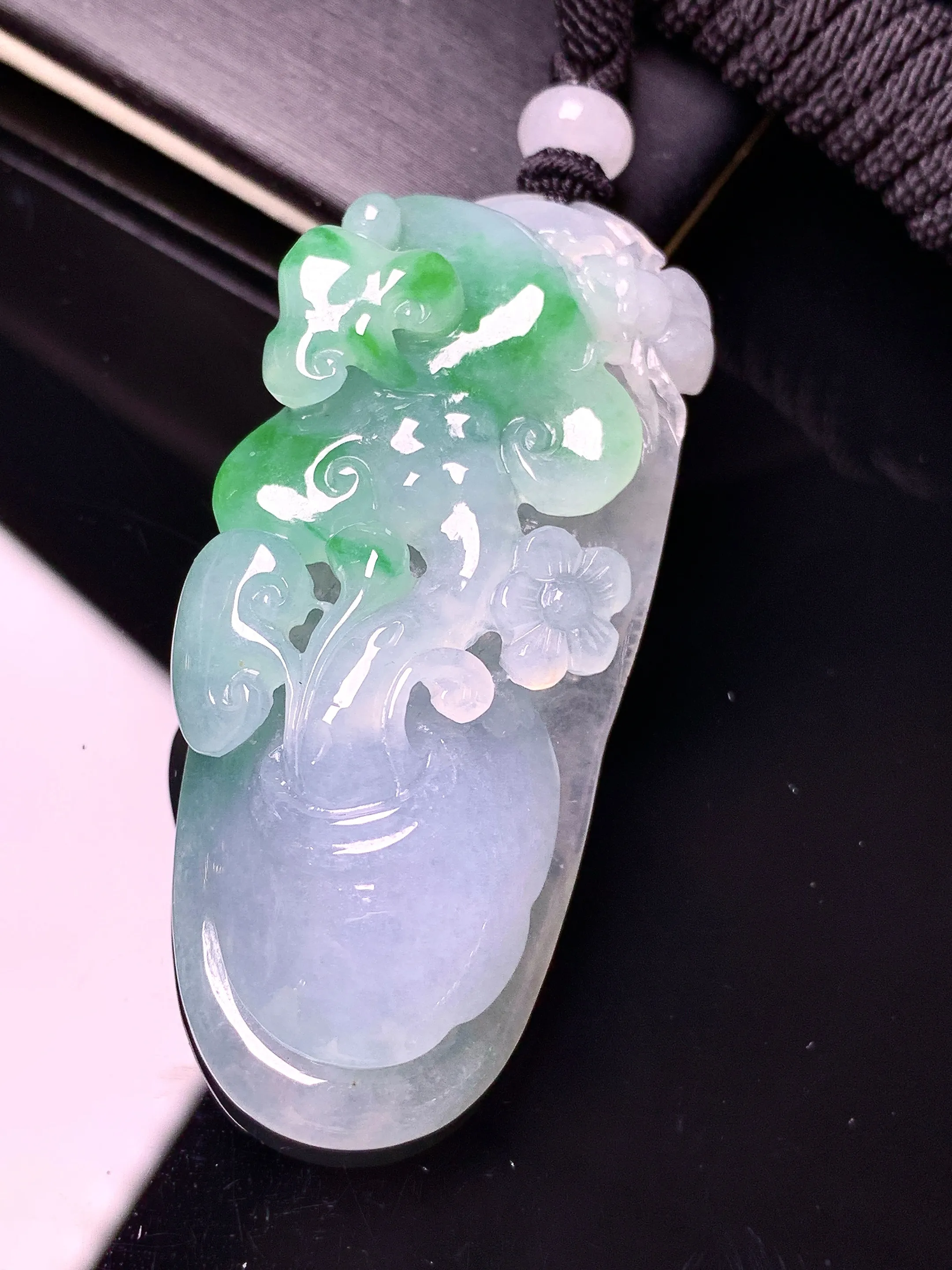 飘绿花开富贵吊坠 玉质细腻 色泽清新艳丽 整体尺寸54.5*23.8*12.3