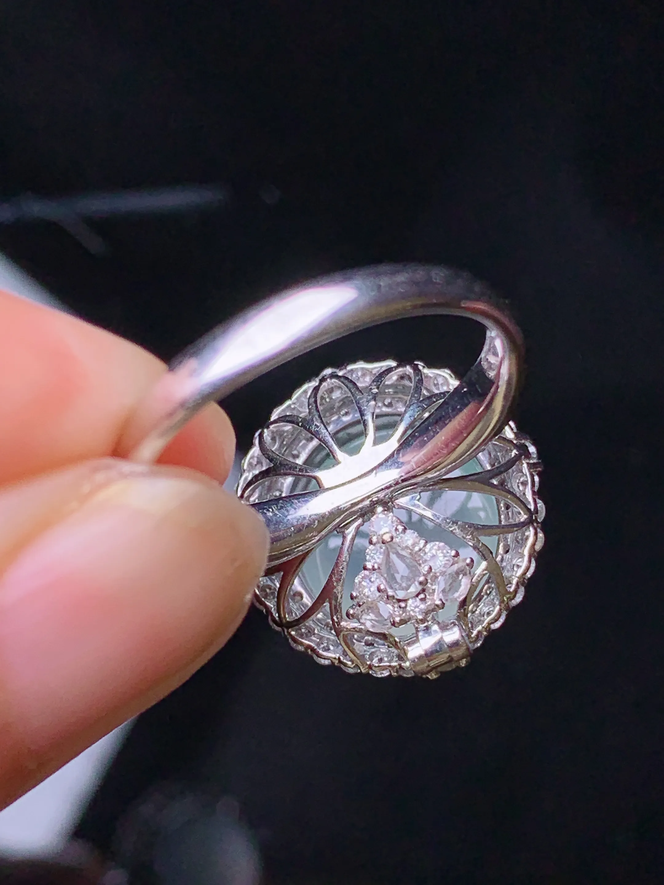 18金钻镶嵌冰种蛋面戒指吊坠两用款 玉质细腻 色泽清新艳丽 圈口14 整体尺寸23.6*16.7*11.8