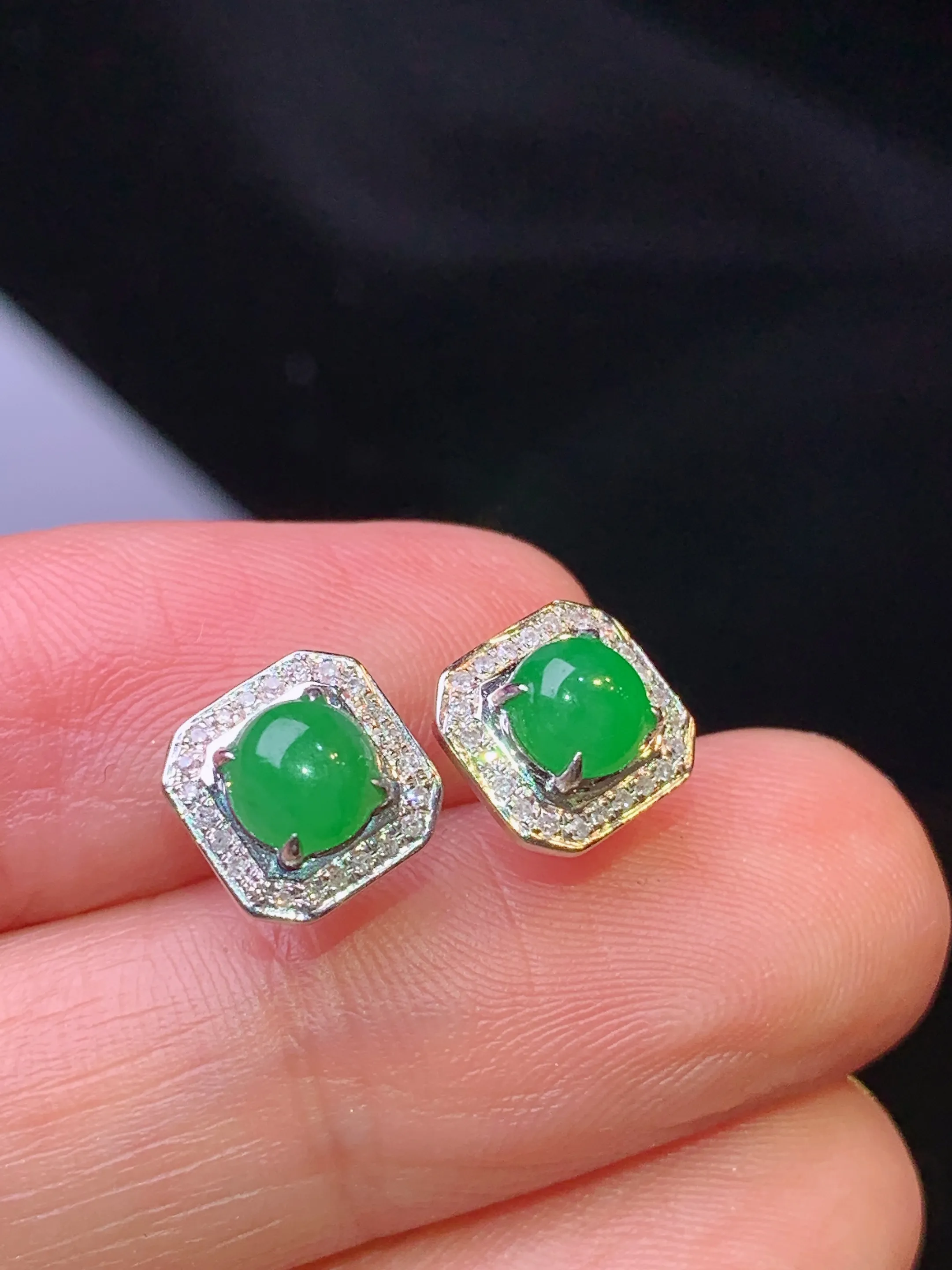 18金钻镶嵌满绿蛋面耳钉 玉质细腻 色泽清新艳丽 整体尺寸8*4