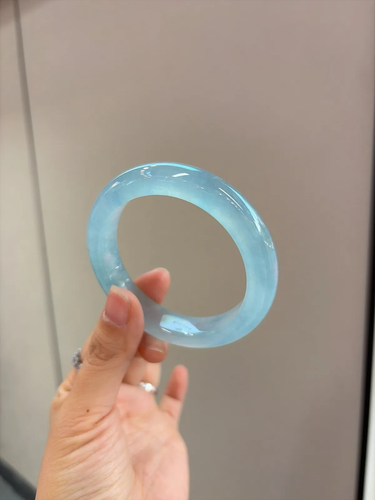 ｜54圈口
【冰蓝块·寒光沁骨】
“冰蓝沁水无痕，寒光似漆映腕间”​​
——入水难寻，一眼惊艳
规格【54.7/12.1/9.3】