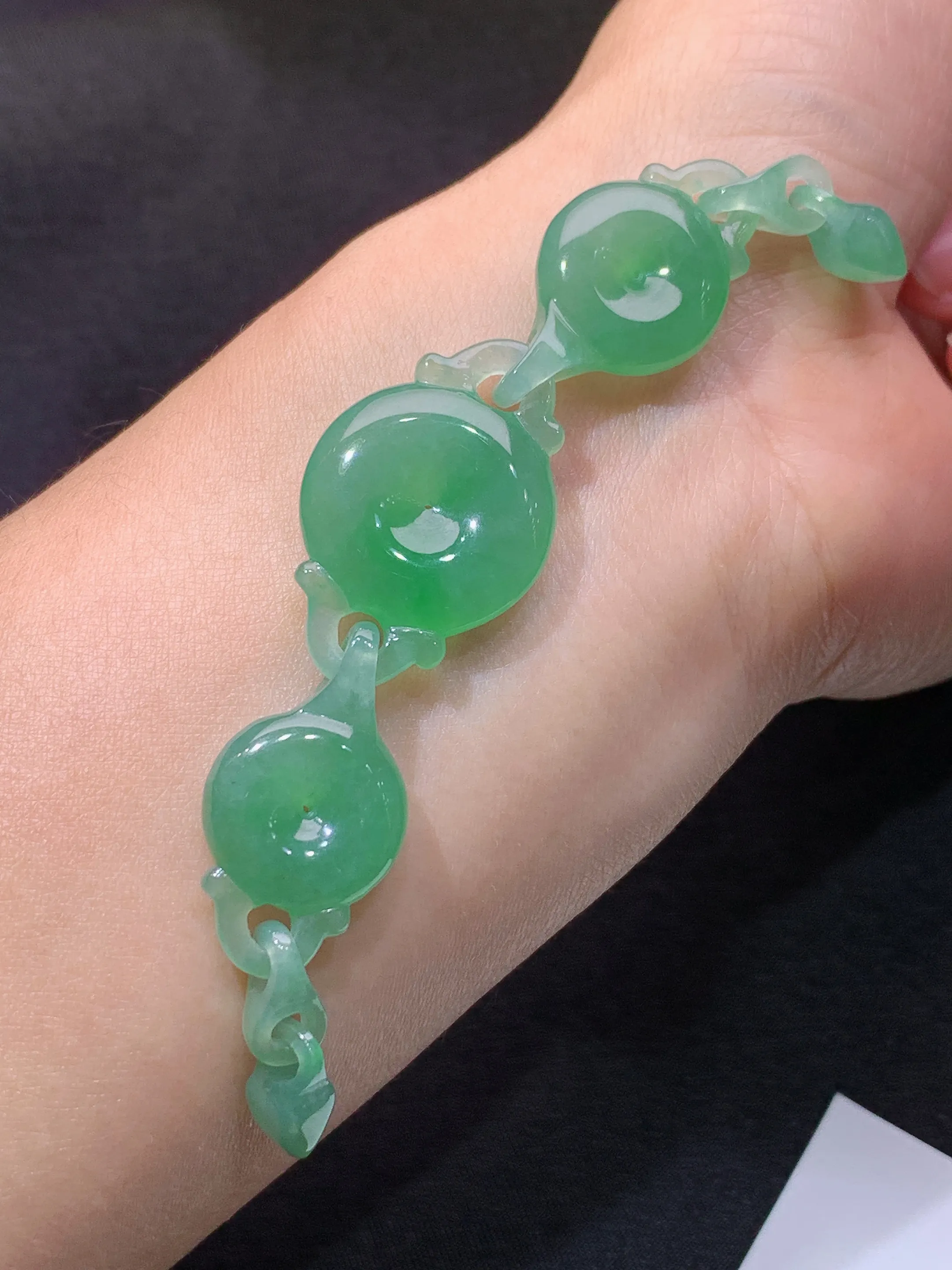 晴绿平安扣手牌 玉质细腻 色泽清新艳丽 整体尺寸108*20*5.7