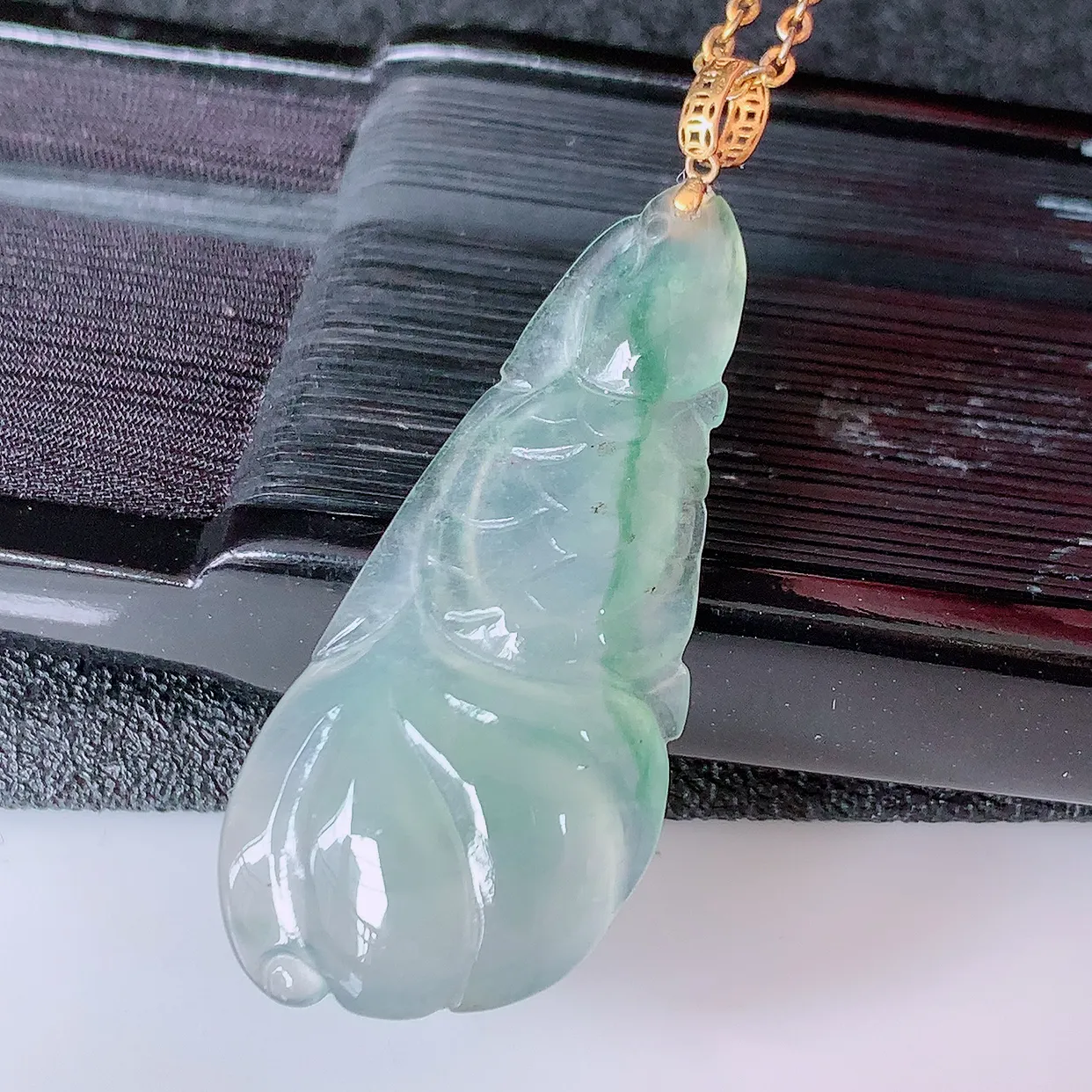 18K金镶嵌冰种飘花翡翠连年有余，鱼吊坠，种老水足，雕工精湛 ， 寓意美好， 佩戴时尚出众！#1.16