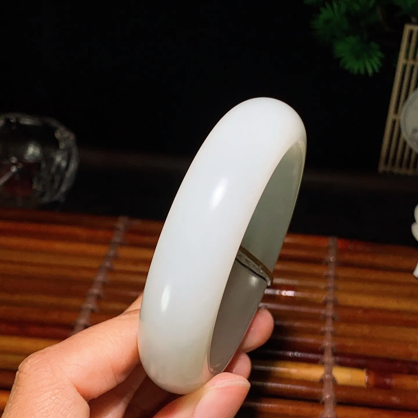 56圈口 新疆和田玉羊脂白籽料手镯 56圈口条宽 17厚10重83.6克。玉质细腻油润。手推出油。佩戴高端典雅。lt260125