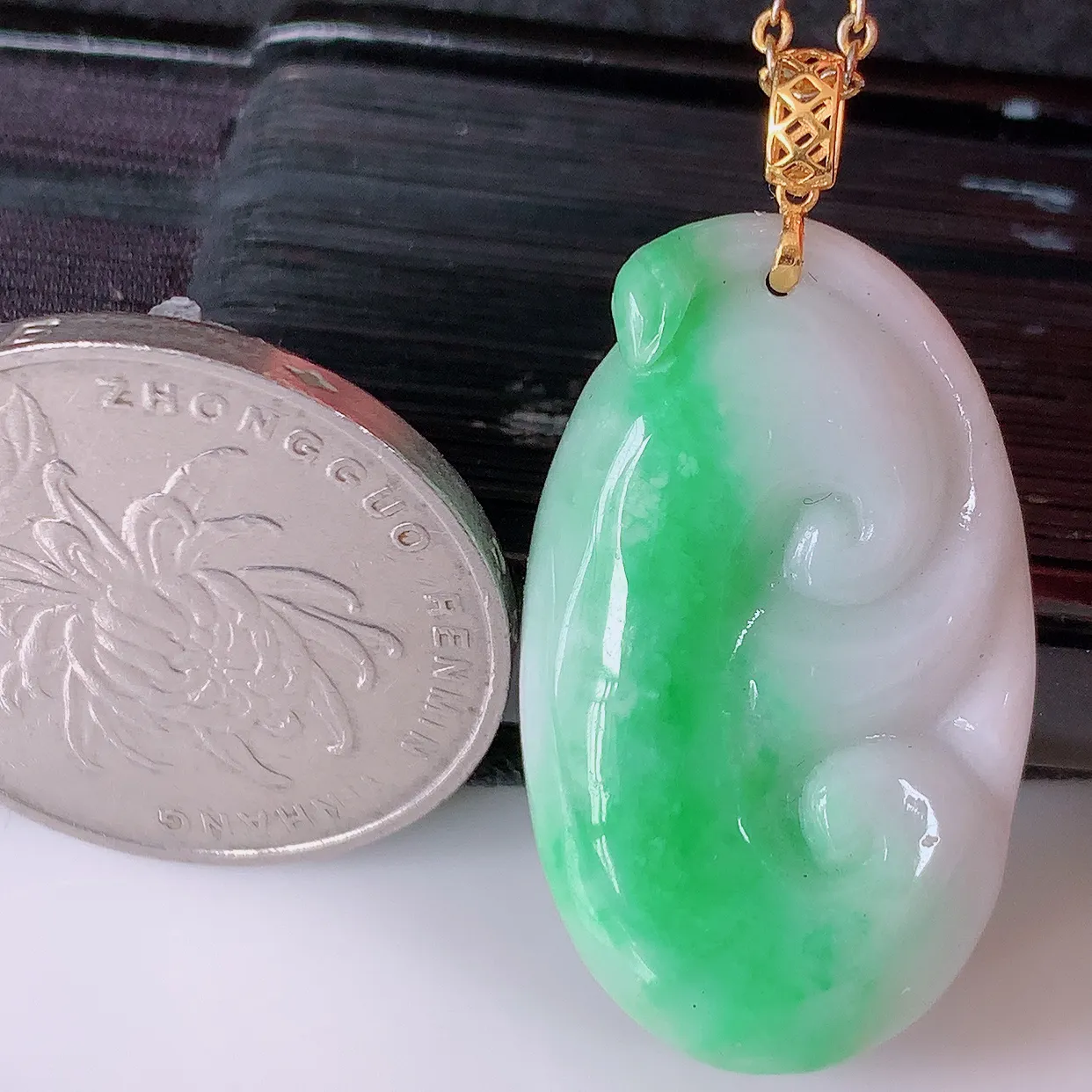 18k金镶嵌冰润飘绿如意翡翠吊坠，款式新颖，佩戴效果时尚出众，尽显气质， 水润精细， 美感十足。#1.16