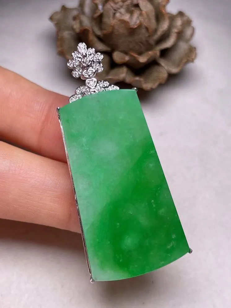 冰种阳绿平安无事牌吊坠、真金真钻镶嵌，种水好，玉质细腻 .裸石尺寸 38.5*20.6