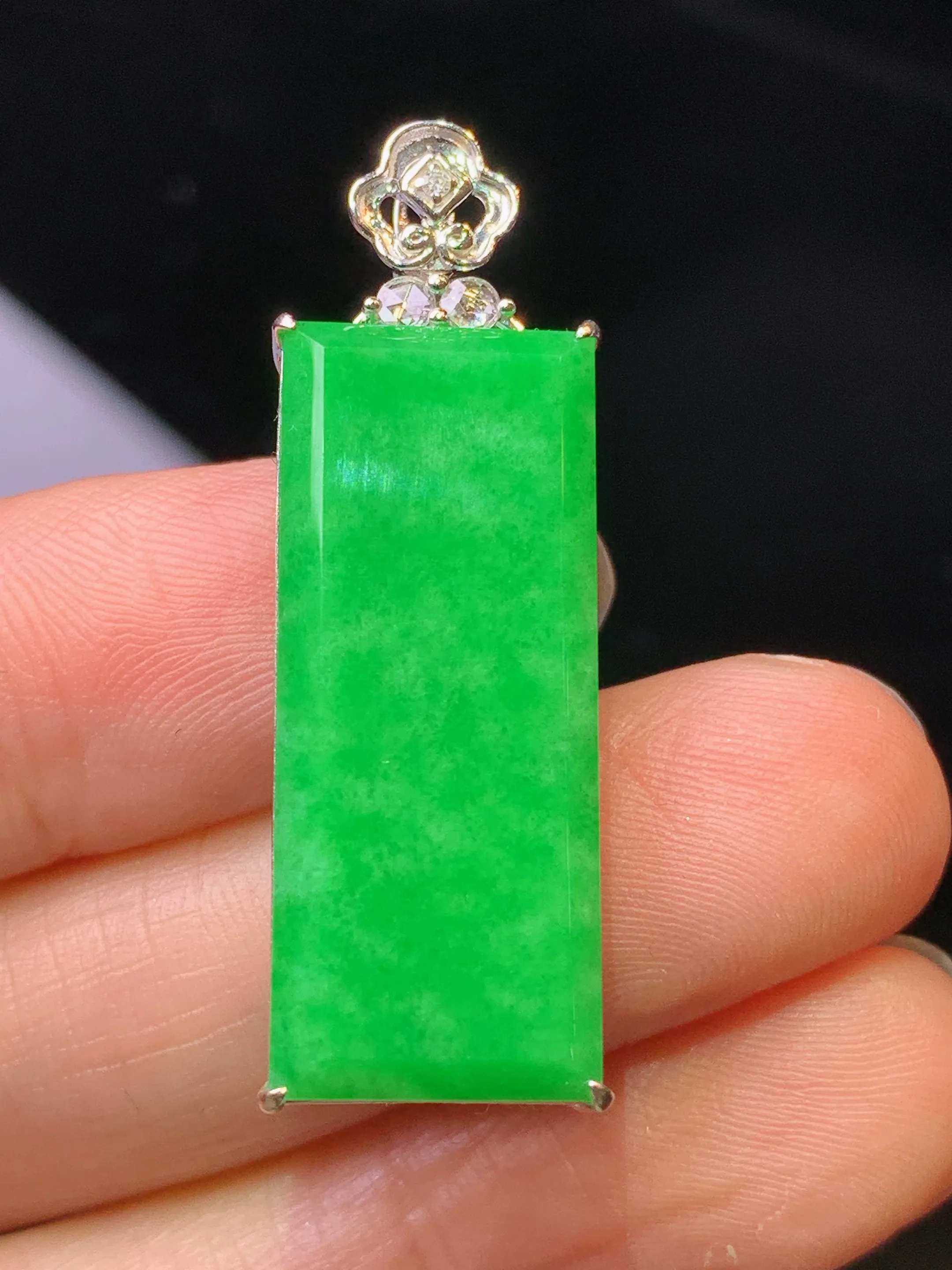 18金钻镶嵌满绿无事牌吊坠 玉质细腻 色泽清新艳丽 整体尺寸36*11.5*7.2