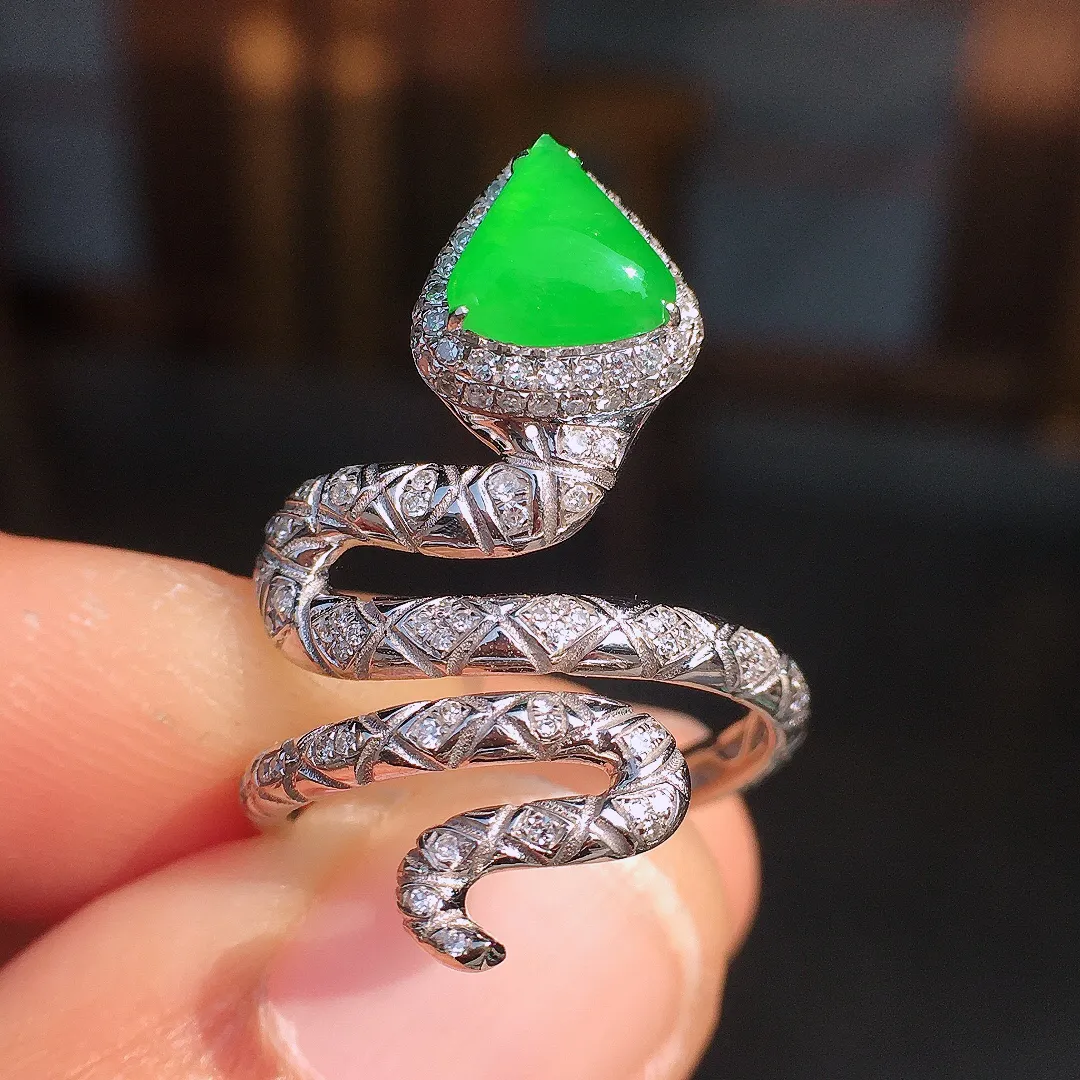 阳绿水滴戒指，色泽均匀艳丽，玉质细腻，荧光感超
强，饱满圆润，尽显优雅气质，18k
金豪华镶嵌