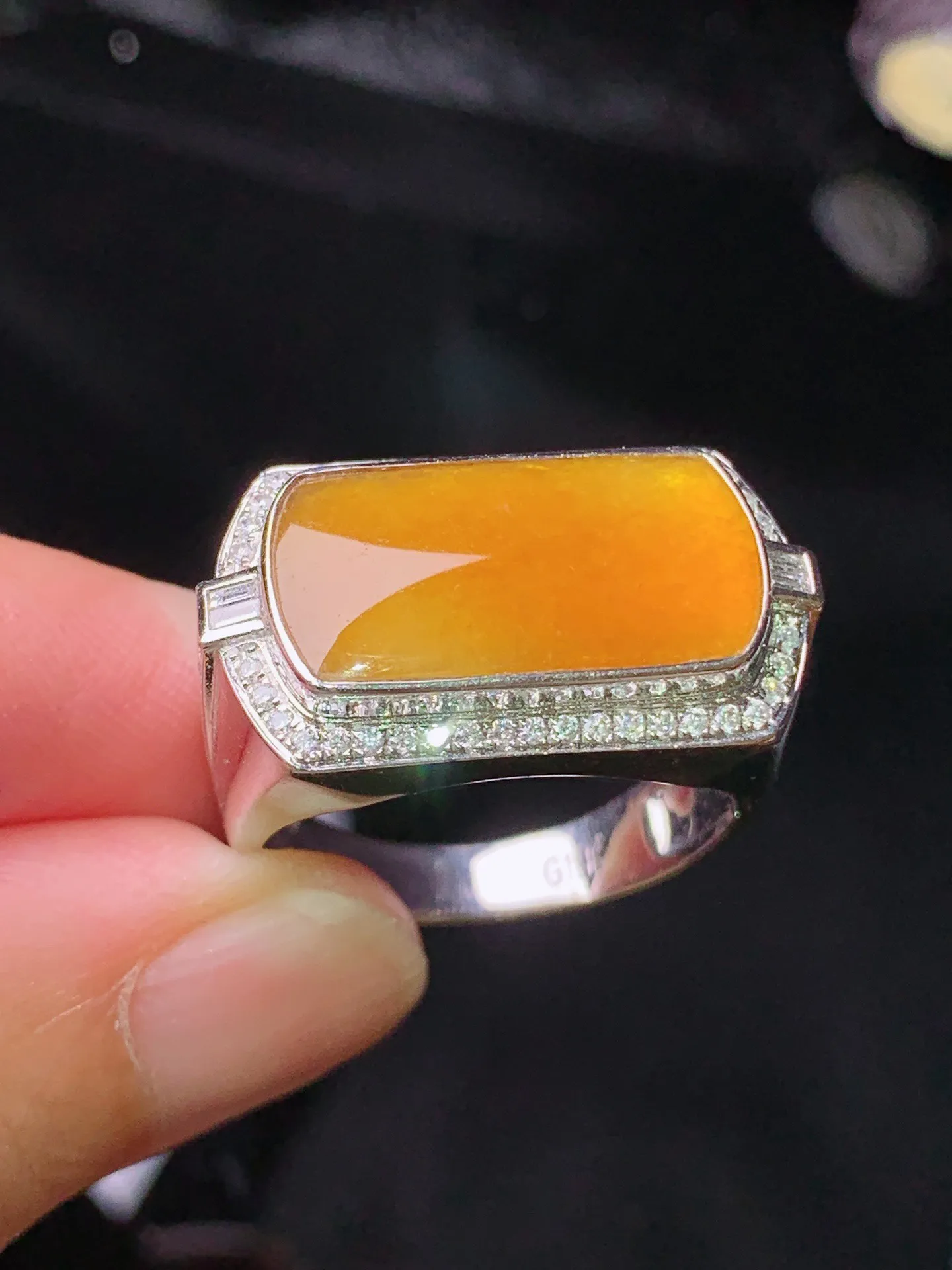 18金钻镶嵌黄翡马鞍戒指 玉质细腻 色泽清新艳丽 圈口20 整体尺寸10*17.5*2