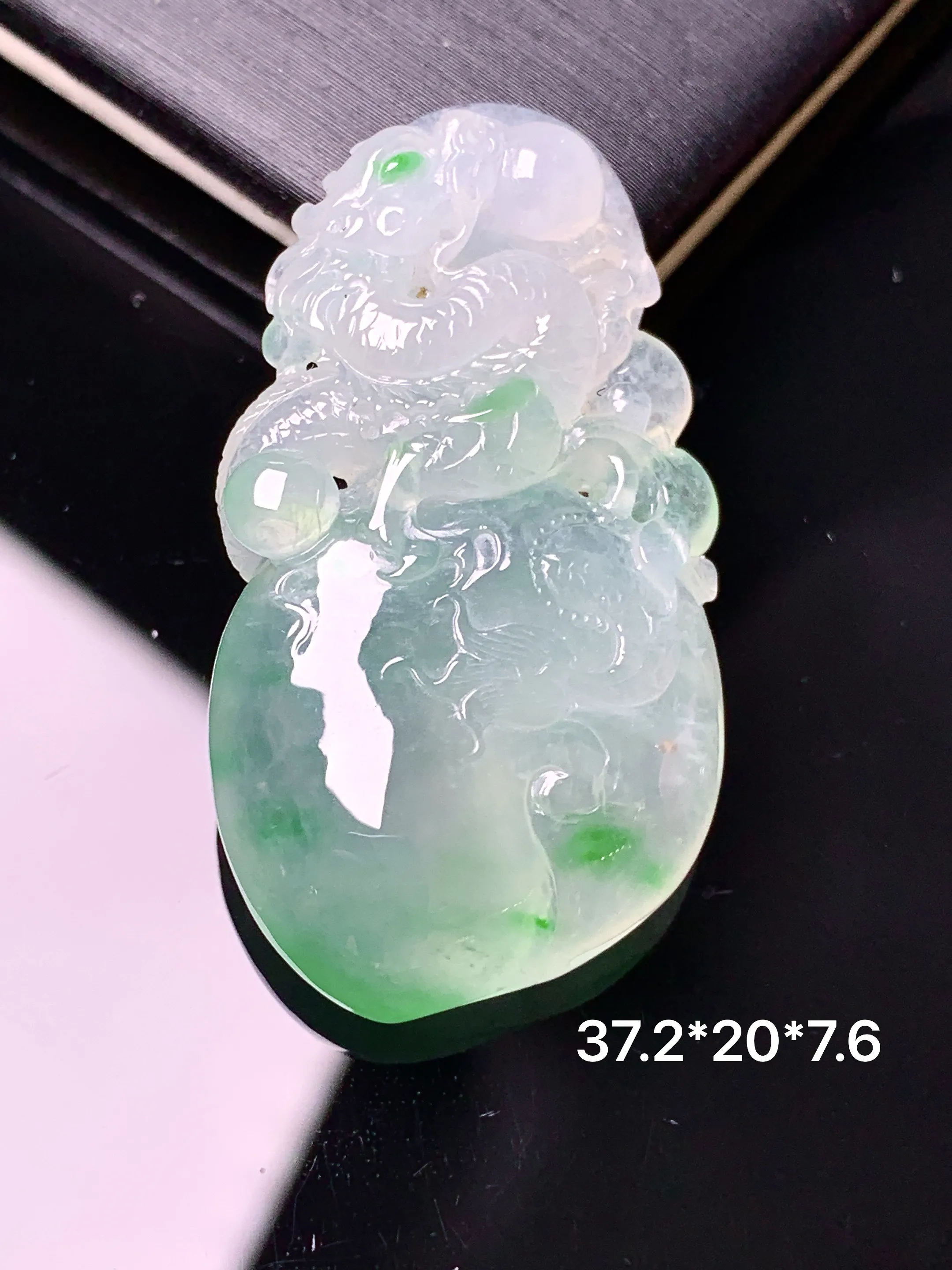 飘绿寿桃吊坠 玉质细腻 色泽清新艳丽 整体尺寸37.2*20*7.6