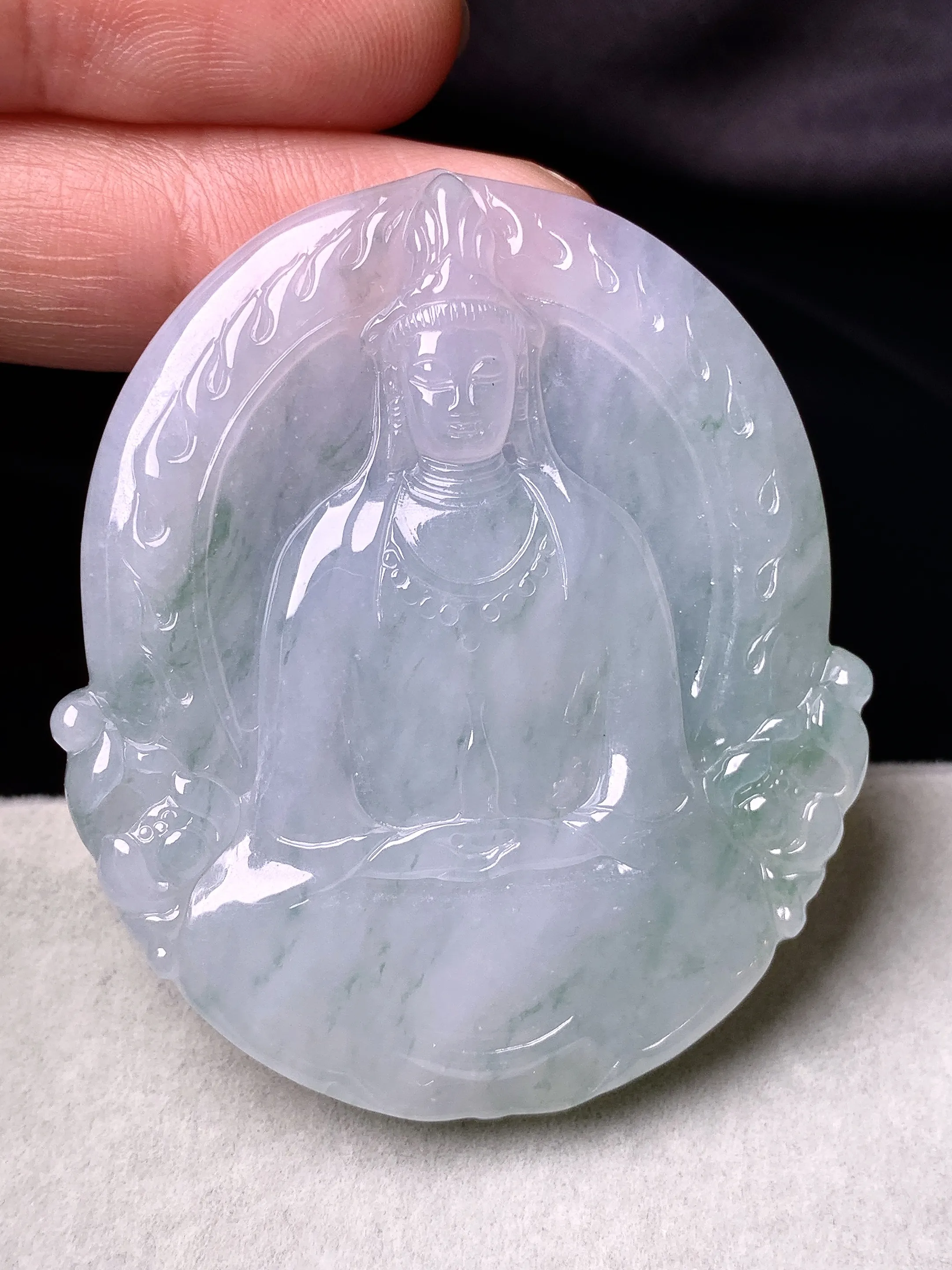 飘绿观音菩萨吊坠 玉质细腻 厚装大气 整体尺寸50.8*44*5.6